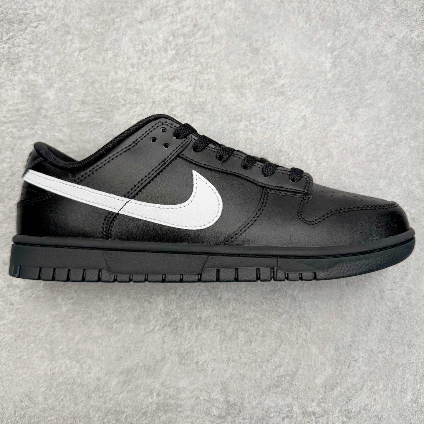 ＃YC纯原 NK Dunk Low 黑白 IO7606-010 实力大厂出品 新配色陆续开发 利润个位数只为口碑 全套原纸板楦头开发 确保原汁原味 完美呈现DUNK版型 一比一鞋头弧度高度鞋身弧度 此版本只针对中端市场 皮料材质有所更替 其他数据细节工艺流程均保持一致 绝不口嗨 细节品控鞋型随意对比 独家私模官方第六代原厂航空铝磨具打磨大底 鞋头坡度极致还原 无解鞋型 原盒原配 圈内天花板工艺 原厂玻璃冲刀 超高清洁度 全鞋零毛边皮料切割 原厂中底布点胶 中底布拉帮走线遵循公司 尺码：36 36.5 37.5 38 38.5 39 40 40.5 41 42 42.5 43 44 44.5 45 46-选品中心