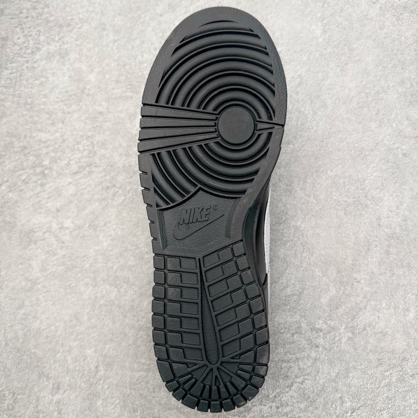 图片[9]-＃YC纯原 NK Dunk Low 黑白 IO7606-010 实力大厂出品 新配色陆续开发 利润个位数只为口碑 全套原纸板楦头开发 确保原汁原味 完美呈现DUNK版型 一比一鞋头弧度高度鞋身弧度 此版本只针对中端市场 皮料材质有所更替 其他数据细节工艺流程均保持一致 绝不口嗨 细节品控鞋型随意对比 独家私模官方第六代原厂航空铝磨具打磨大底 鞋头坡度极致还原 无解鞋型 原盒原配 圈内天花板工艺 原厂玻璃冲刀 超高清洁度 全鞋零毛边皮料切割 原厂中底布点胶 中底布拉帮走线遵循公司 尺码：36 36.5 37.5 38 38.5 39 40 40.5 41 42 42.5 43 44 44.5 45 46-选品中心