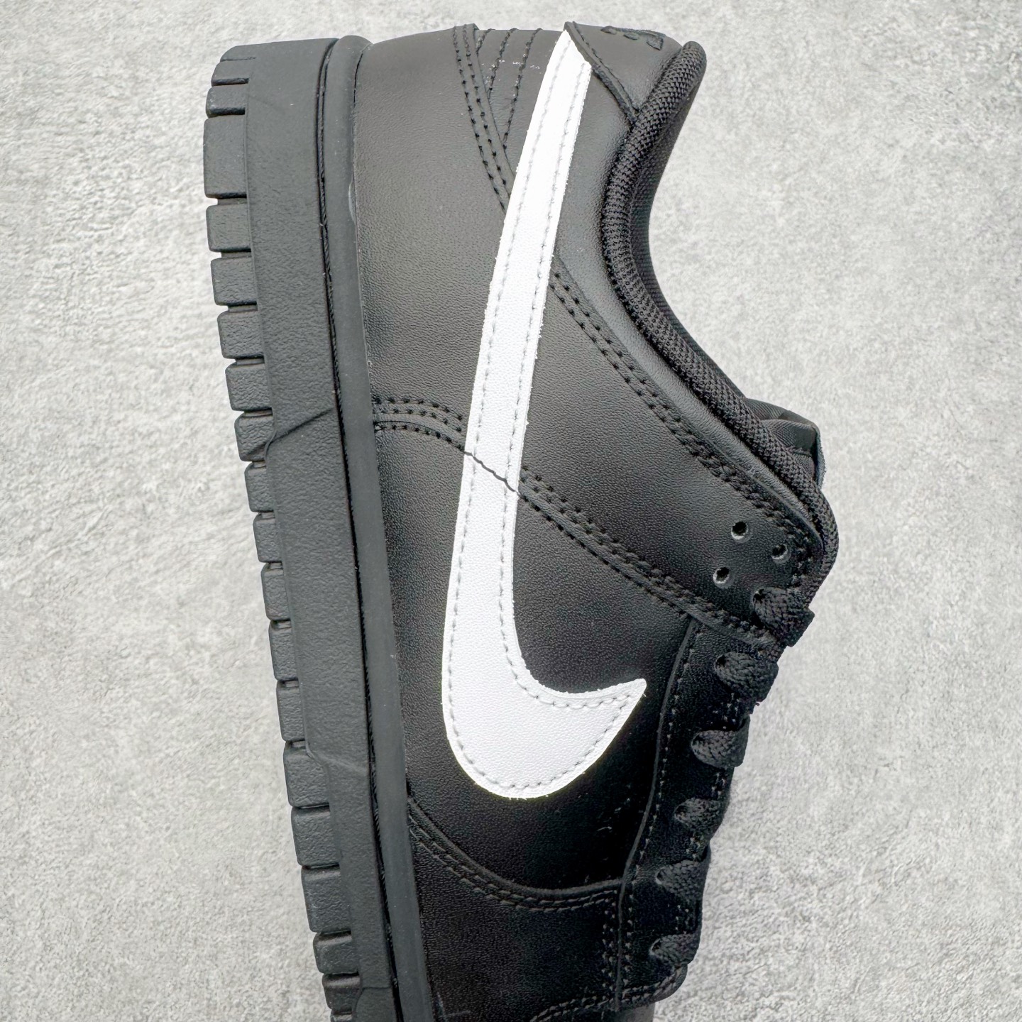 图片[6]-＃YC纯原 NK Dunk Low 黑白 IO7606-010 实力大厂出品 新配色陆续开发 利润个位数只为口碑 全套原纸板楦头开发 确保原汁原味 完美呈现DUNK版型 一比一鞋头弧度高度鞋身弧度 此版本只针对中端市场 皮料材质有所更替 其他数据细节工艺流程均保持一致 绝不口嗨 细节品控鞋型随意对比 独家私模官方第六代原厂航空铝磨具打磨大底 鞋头坡度极致还原 无解鞋型 原盒原配 圈内天花板工艺 原厂玻璃冲刀 超高清洁度 全鞋零毛边皮料切割 原厂中底布点胶 中底布拉帮走线遵循公司 尺码：36 36.5 37.5 38 38.5 39 40 40.5 41 42 42.5 43 44 44.5 45 46-选品中心