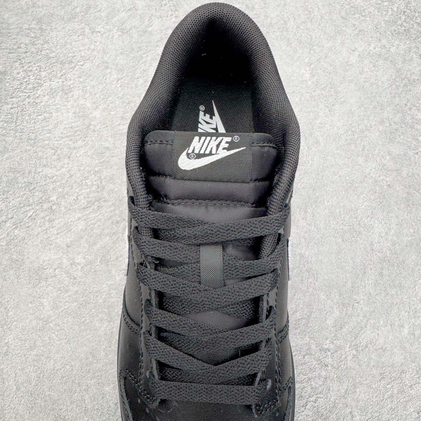 图片[5]-＃YC纯原 NK Dunk Low 黑白 IO7606-010 实力大厂出品 新配色陆续开发 利润个位数只为口碑 全套原纸板楦头开发 确保原汁原味 完美呈现DUNK版型 一比一鞋头弧度高度鞋身弧度 此版本只针对中端市场 皮料材质有所更替 其他数据细节工艺流程均保持一致 绝不口嗨 细节品控鞋型随意对比 独家私模官方第六代原厂航空铝磨具打磨大底 鞋头坡度极致还原 无解鞋型 原盒原配 圈内天花板工艺 原厂玻璃冲刀 超高清洁度 全鞋零毛边皮料切割 原厂中底布点胶 中底布拉帮走线遵循公司 尺码：36 36.5 37.5 38 38.5 39 40 40.5 41 42 42.5 43 44 44.5 45 46-选品中心