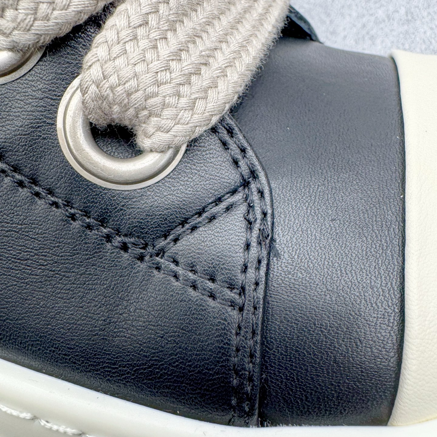 图片[19]-＃DG纯原 Rick Owens Edfu 瑞克·欧文斯高帮皮面时尚运动板鞋 棕色擦旧 二级市场已经7K以上 平台客户随意卖四位数 RO广东原厂出品 纯原天花板 原版一比一复刻 冲正绝不翻车 还原度达到百分之98以上 原楦开发纸版版型 ZP拆解原版1：1复模裁片纸版 力求做到0错位 这样才能达到和zp一致的鞋型味道 采用进口cnc数控机床开发对版独家tpu奶香大底 区别于市场所有版本 zp同源全头层粒面小牛皮 达到和zp一致手感 原厂进口细纹布 万邦订购原厂高弹粉红色海绵 内里搭配软质细腻羊皮 TPU高密度大底 软硬度透光度高已经测试和原版一致 尺码：36 37 38 39 40 41 42 43 44 45 46-选品中心