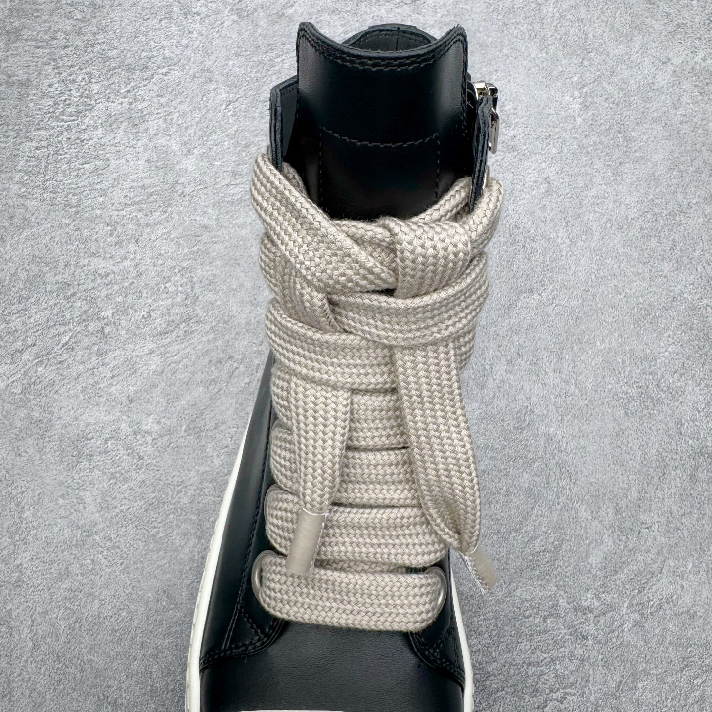 图片[5]-＃DG纯原 Rick Owens Edfu 瑞克·欧文斯高帮皮面时尚运动板鞋 棕色擦旧 二级市场已经7K以上 平台客户随意卖四位数 RO广东原厂出品 纯原天花板 原版一比一复刻 冲正绝不翻车 还原度达到百分之98以上 原楦开发纸版版型 ZP拆解原版1：1复模裁片纸版 力求做到0错位 这样才能达到和zp一致的鞋型味道 采用进口cnc数控机床开发对版独家tpu奶香大底 区别于市场所有版本 zp同源全头层粒面小牛皮 达到和zp一致手感 原厂进口细纹布 万邦订购原厂高弹粉红色海绵 内里搭配软质细腻羊皮 TPU高密度大底 软硬度透光度高已经测试和原版一致 尺码：36 37 38 39 40 41 42 43 44 45 46-选品中心