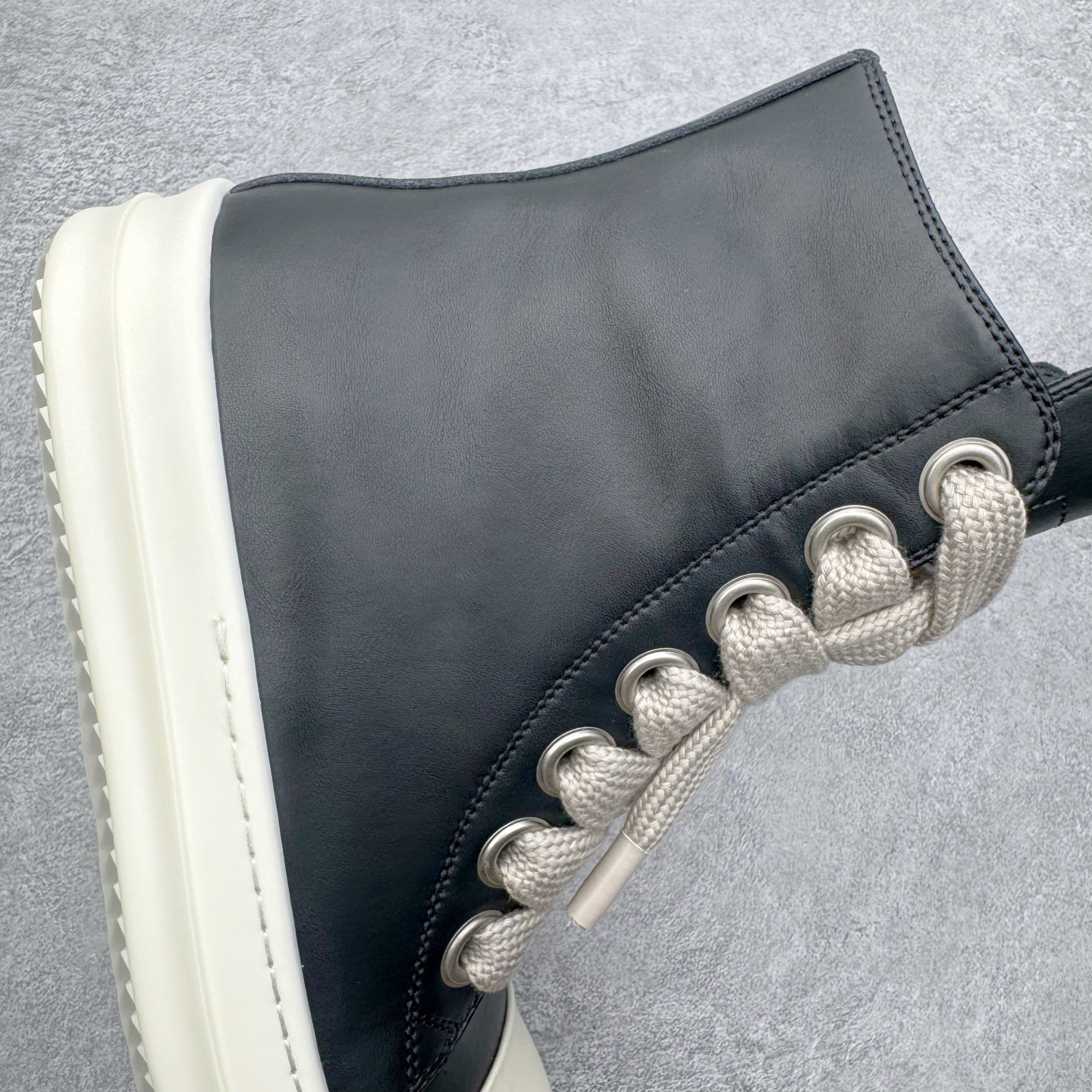 图片[6]-＃DG纯原 Rick Owens Edfu 瑞克·欧文斯高帮皮面时尚运动板鞋 棕色擦旧 二级市场已经7K以上 平台客户随意卖四位数 RO广东原厂出品 纯原天花板 原版一比一复刻 冲正绝不翻车 还原度达到百分之98以上 原楦开发纸版版型 ZP拆解原版1：1复模裁片纸版 力求做到0错位 这样才能达到和zp一致的鞋型味道 采用进口cnc数控机床开发对版独家tpu奶香大底 区别于市场所有版本 zp同源全头层粒面小牛皮 达到和zp一致手感 原厂进口细纹布 万邦订购原厂高弹粉红色海绵 内里搭配软质细腻羊皮 TPU高密度大底 软硬度透光度高已经测试和原版一致 尺码：36 37 38 39 40 41 42 43 44 45 46-选品中心