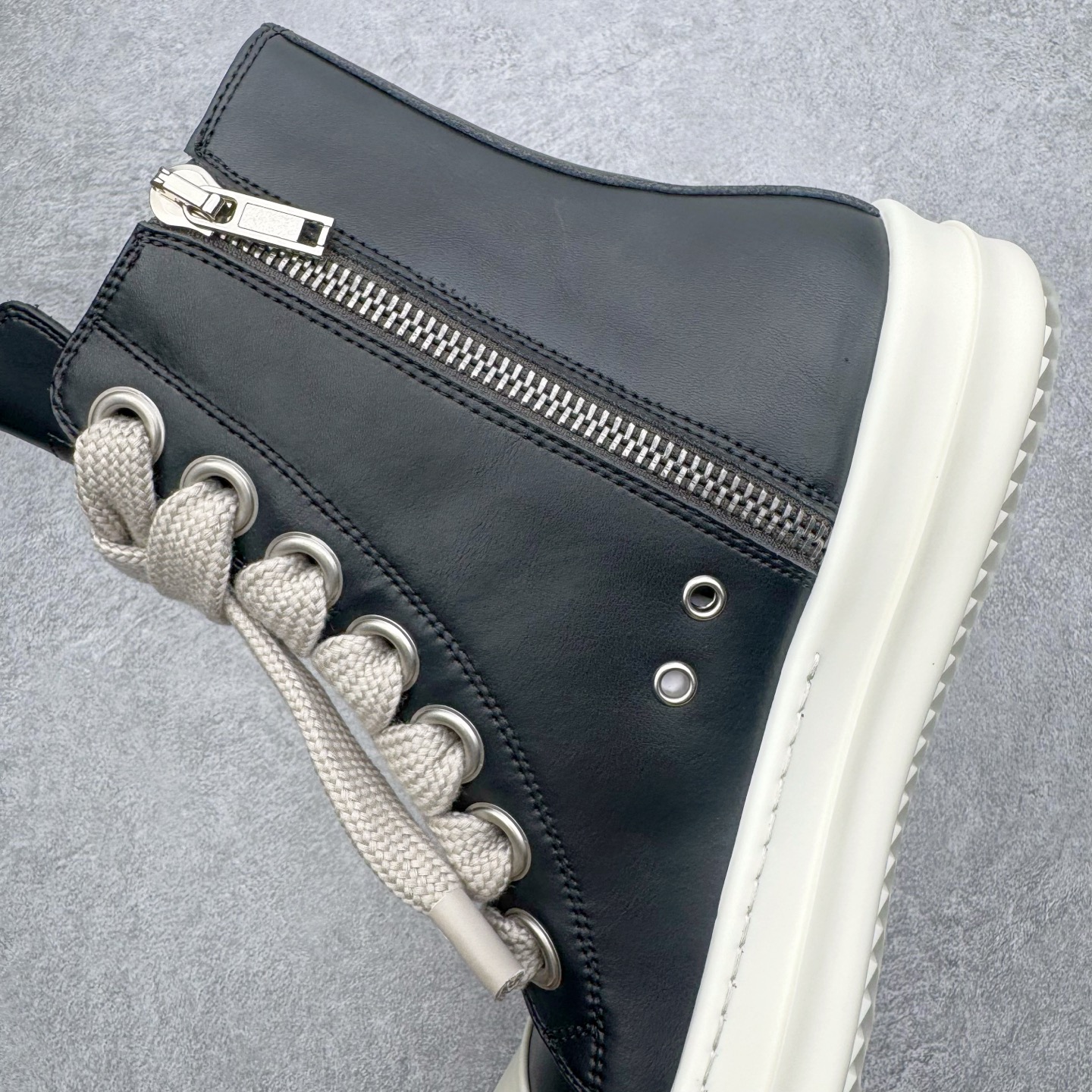 图片[7]-＃DG纯原 Rick Owens Edfu 瑞克·欧文斯高帮皮面时尚运动板鞋 棕色擦旧 二级市场已经7K以上 平台客户随意卖四位数 RO广东原厂出品 纯原天花板 原版一比一复刻 冲正绝不翻车 还原度达到百分之98以上 原楦开发纸版版型 ZP拆解原版1：1复模裁片纸版 力求做到0错位 这样才能达到和zp一致的鞋型味道 采用进口cnc数控机床开发对版独家tpu奶香大底 区别于市场所有版本 zp同源全头层粒面小牛皮 达到和zp一致手感 原厂进口细纹布 万邦订购原厂高弹粉红色海绵 内里搭配软质细腻羊皮 TPU高密度大底 软硬度透光度高已经测试和原版一致 尺码：36 37 38 39 40 41 42 43 44 45 46-选品中心