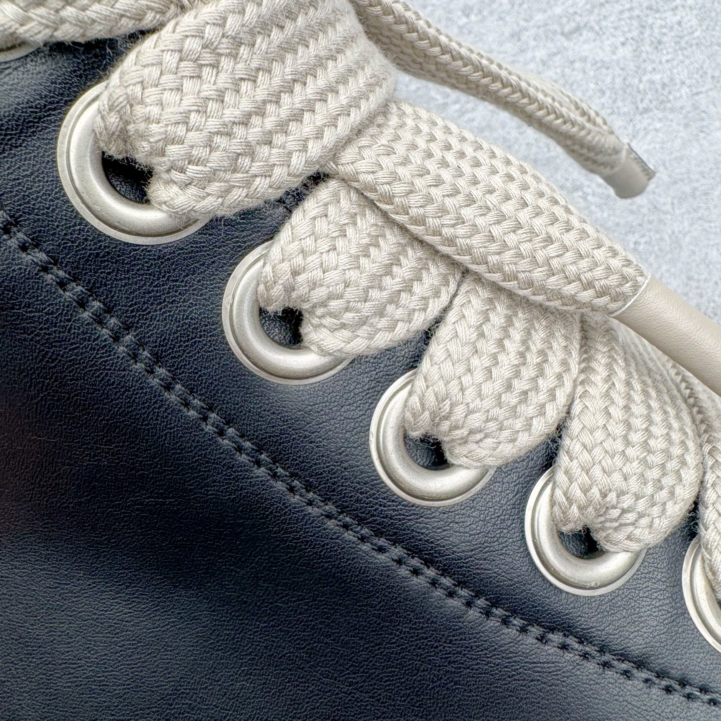 图片[20]-＃DG纯原 Rick Owens Edfu 瑞克·欧文斯高帮皮面时尚运动板鞋 棕色擦旧 二级市场已经7K以上 平台客户随意卖四位数 RO广东原厂出品 纯原天花板 原版一比一复刻 冲正绝不翻车 还原度达到百分之98以上 原楦开发纸版版型 ZP拆解原版1：1复模裁片纸版 力求做到0错位 这样才能达到和zp一致的鞋型味道 采用进口cnc数控机床开发对版独家tpu奶香大底 区别于市场所有版本 zp同源全头层粒面小牛皮 达到和zp一致手感 原厂进口细纹布 万邦订购原厂高弹粉红色海绵 内里搭配软质细腻羊皮 TPU高密度大底 软硬度透光度高已经测试和原版一致 尺码：36 37 38 39 40 41 42 43 44 45 46-选品中心