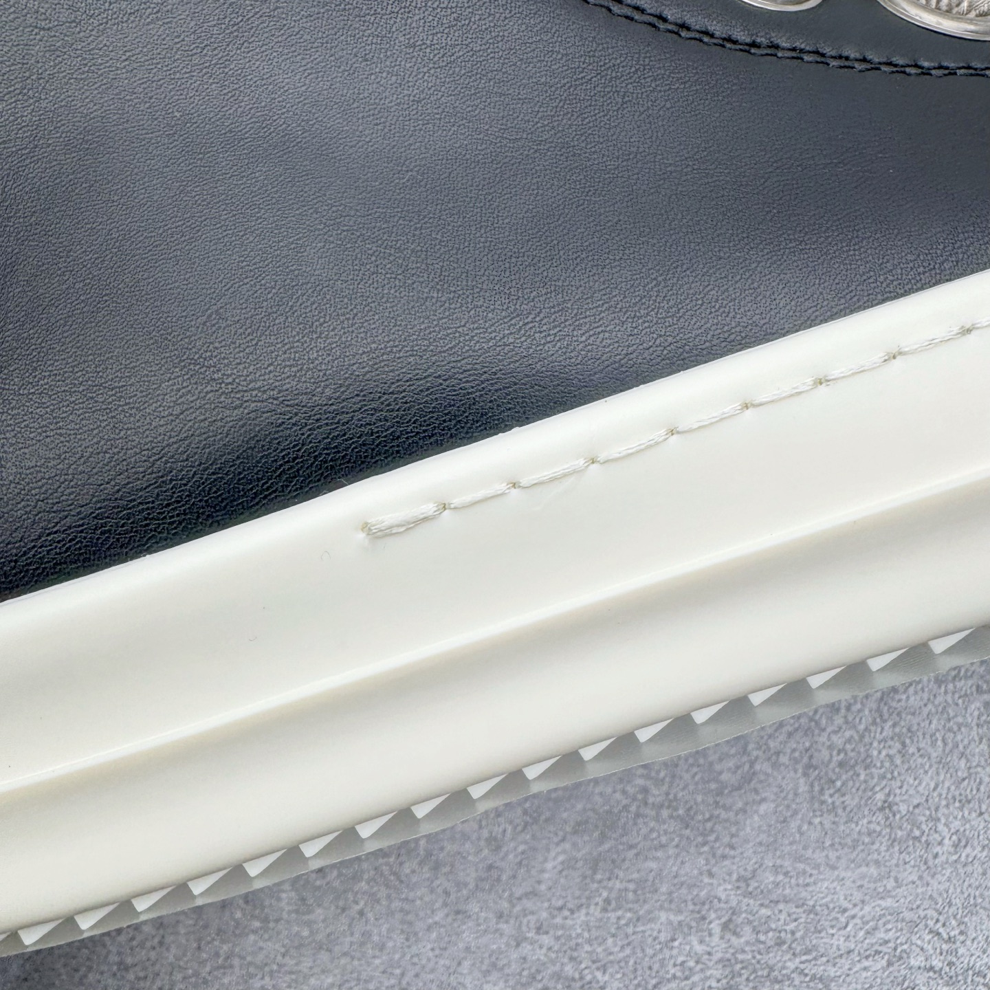 图片[22]-＃DG纯原 Rick Owens Edfu 瑞克·欧文斯高帮皮面时尚运动板鞋 棕色擦旧 二级市场已经7K以上 平台客户随意卖四位数 RO广东原厂出品 纯原天花板 原版一比一复刻 冲正绝不翻车 还原度达到百分之98以上 原楦开发纸版版型 ZP拆解原版1：1复模裁片纸版 力求做到0错位 这样才能达到和zp一致的鞋型味道 采用进口cnc数控机床开发对版独家tpu奶香大底 区别于市场所有版本 zp同源全头层粒面小牛皮 达到和zp一致手感 原厂进口细纹布 万邦订购原厂高弹粉红色海绵 内里搭配软质细腻羊皮 TPU高密度大底 软硬度透光度高已经测试和原版一致 尺码：36 37 38 39 40 41 42 43 44 45 46-选品中心