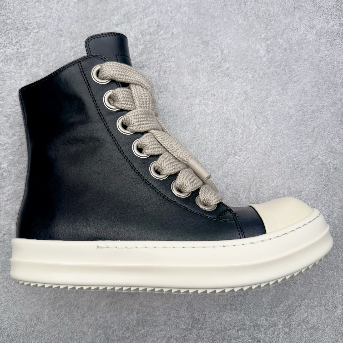 ＃DG纯原 Rick Owens Edfu 瑞克·欧文斯高帮皮面时尚运动板鞋 棕色擦旧 二级市场已经7K以上 平台客户随意卖四位数 RO广东原厂出品 纯原天花板 原版一比一复刻 冲正绝不翻车 还原度达到百分之98以上 原楦开发纸版版型 ZP拆解原版1：1复模裁片纸版 力求做到0错位 这样才能达到和zp一致的鞋型味道 采用进口cnc数控机床开发对版独家tpu奶香大底 区别于市场所有版本 zp同源全头层粒面小牛皮 达到和zp一致手感 原厂进口细纹布 万邦订购原厂高弹粉红色海绵 内里搭配软质细腻羊皮 TPU高密度大底 软硬度透光度高已经测试和原版一致 尺码：36 37 38 39 40 41 42 43 44 45 46-选品中心