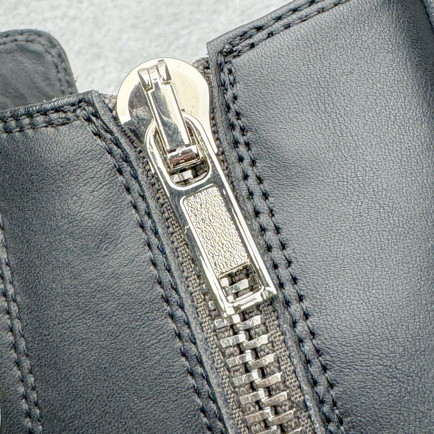 图片[14]-＃DG纯原 Rick Owens Edfu 瑞克·欧文斯高帮皮面时尚运动板鞋 棕色擦旧 二级市场已经7K以上 平台客户随意卖四位数 RO广东原厂出品 纯原天花板 原版一比一复刻 冲正绝不翻车 还原度达到百分之98以上 原楦开发纸版版型 ZP拆解原版1：1复模裁片纸版 力求做到0错位 这样才能达到和zp一致的鞋型味道 采用进口cnc数控机床开发对版独家tpu奶香大底 区别于市场所有版本 zp同源全头层粒面小牛皮 达到和zp一致手感 原厂进口细纹布 万邦订购原厂高弹粉红色海绵 内里搭配软质细腻羊皮 TPU高密度大底 软硬度透光度高已经测试和原版一致 尺码：36 37 38 39 40 41 42 43 44 45 46-选品中心