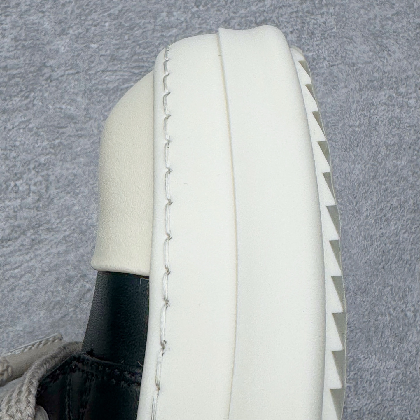 图片[17]-＃DG纯原 Rick Owens Edfu 瑞克·欧文斯高帮皮面时尚运动板鞋 棕色擦旧 二级市场已经7K以上 平台客户随意卖四位数 RO广东原厂出品 纯原天花板 原版一比一复刻 冲正绝不翻车 还原度达到百分之98以上 原楦开发纸版版型 ZP拆解原版1：1复模裁片纸版 力求做到0错位 这样才能达到和zp一致的鞋型味道 采用进口cnc数控机床开发对版独家tpu奶香大底 区别于市场所有版本 zp同源全头层粒面小牛皮 达到和zp一致手感 原厂进口细纹布 万邦订购原厂高弹粉红色海绵 内里搭配软质细腻羊皮 TPU高密度大底 软硬度透光度高已经测试和原版一致 尺码：36 37 38 39 40 41 42 43 44 45 46-选品中心