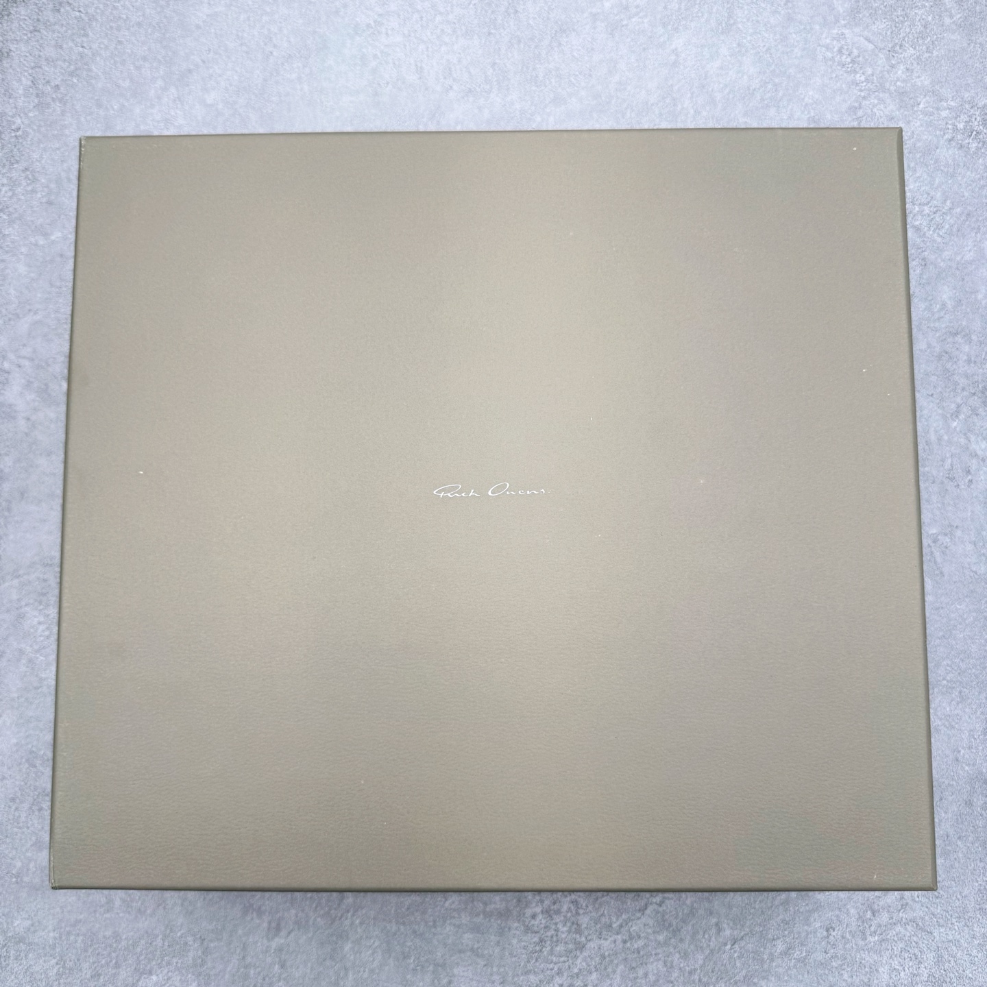 图片[25]-＃DG纯原 Rick Owens Edfu 瑞克·欧文斯高帮皮面时尚运动板鞋 棕色擦旧 二级市场已经7K以上 平台客户随意卖四位数 RO广东原厂出品 纯原天花板 原版一比一复刻 冲正绝不翻车 还原度达到百分之98以上 原楦开发纸版版型 ZP拆解原版1：1复模裁片纸版 力求做到0错位 这样才能达到和zp一致的鞋型味道 采用进口cnc数控机床开发对版独家tpu奶香大底 区别于市场所有版本 zp同源全头层粒面小牛皮 达到和zp一致手感 原厂进口细纹布 万邦订购原厂高弹粉红色海绵 内里搭配软质细腻羊皮 TPU高密度大底 软硬度透光度高已经测试和原版一致 尺码：36 37 38 39 40 41 42 43 44 45 46-选品中心