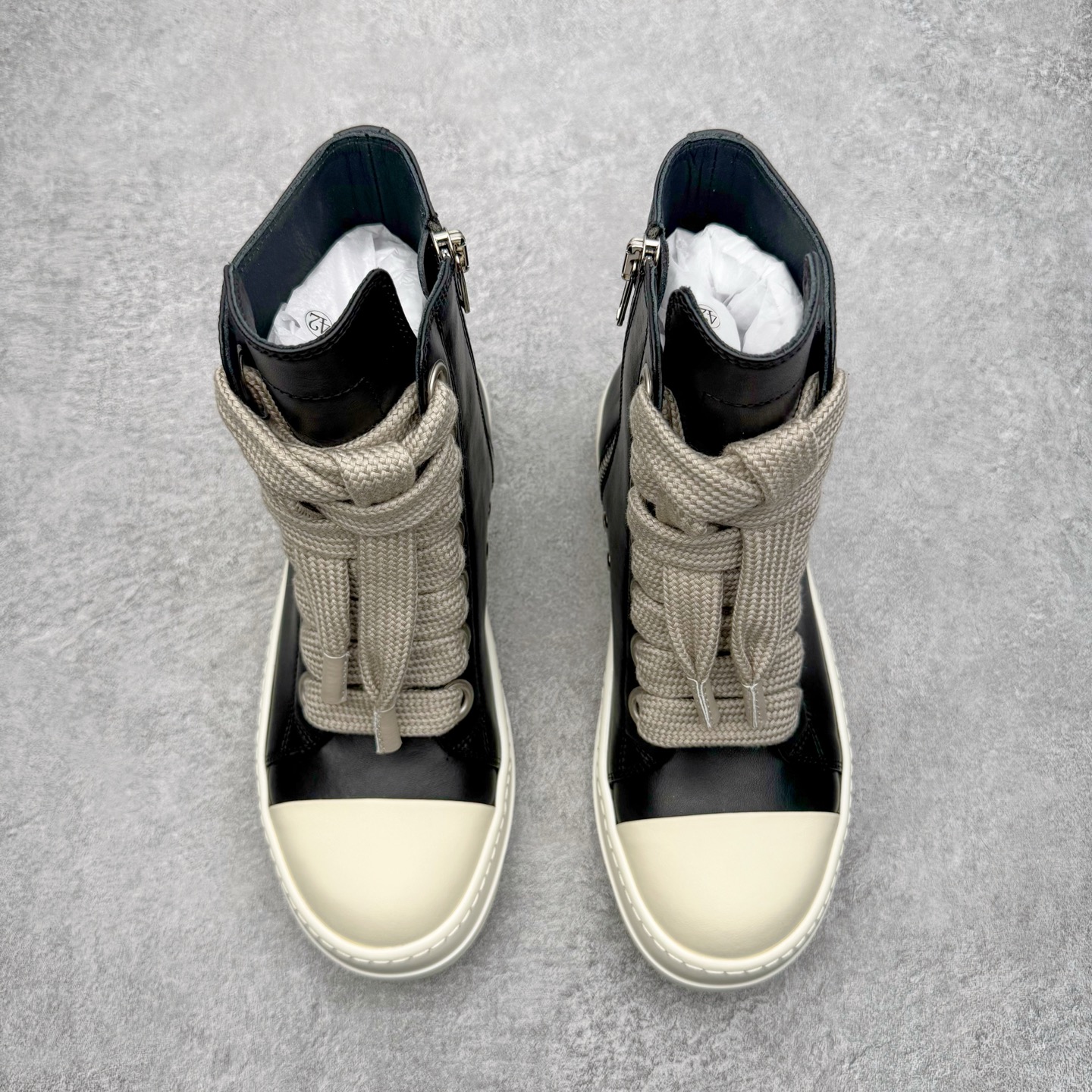 图片[2]-＃DG纯原 Rick Owens Edfu 瑞克·欧文斯高帮皮面时尚运动板鞋 棕色擦旧 二级市场已经7K以上 平台客户随意卖四位数 RO广东原厂出品 纯原天花板 原版一比一复刻 冲正绝不翻车 还原度达到百分之98以上 原楦开发纸版版型 ZP拆解原版1：1复模裁片纸版 力求做到0错位 这样才能达到和zp一致的鞋型味道 采用进口cnc数控机床开发对版独家tpu奶香大底 区别于市场所有版本 zp同源全头层粒面小牛皮 达到和zp一致手感 原厂进口细纹布 万邦订购原厂高弹粉红色海绵 内里搭配软质细腻羊皮 TPU高密度大底 软硬度透光度高已经测试和原版一致 尺码：36 37 38 39 40 41 42 43 44 45 46-选品中心