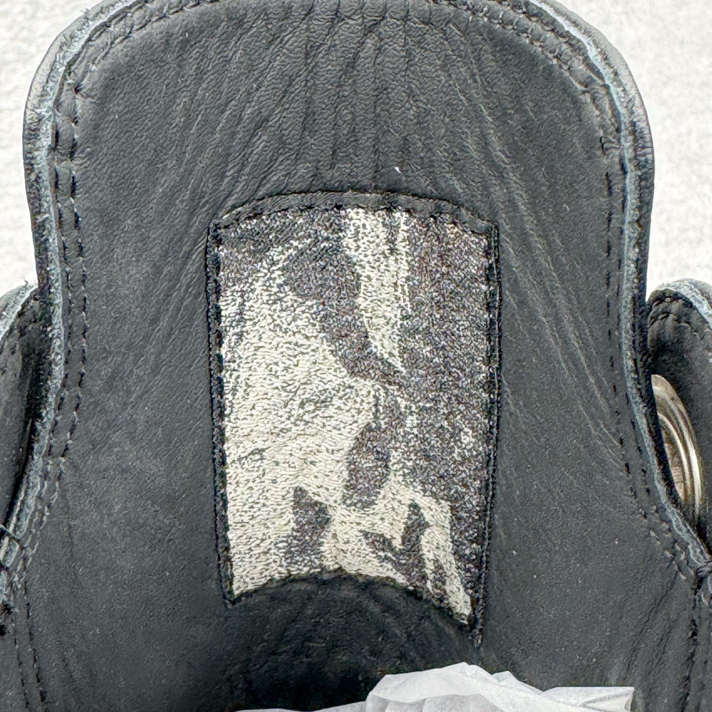 图片[11]-＃DG纯原 Rick Owens Edfu 瑞克·欧文斯高帮皮面时尚运动板鞋 棕色擦旧 二级市场已经7K以上 平台客户随意卖四位数 RO广东原厂出品 纯原天花板 原版一比一复刻 冲正绝不翻车 还原度达到百分之98以上 原楦开发纸版版型 ZP拆解原版1：1复模裁片纸版 力求做到0错位 这样才能达到和zp一致的鞋型味道 采用进口cnc数控机床开发对版独家tpu奶香大底 区别于市场所有版本 zp同源全头层粒面小牛皮 达到和zp一致手感 原厂进口细纹布 万邦订购原厂高弹粉红色海绵 内里搭配软质细腻羊皮 TPU高密度大底 软硬度透光度高已经测试和原版一致 尺码：36 37 38 39 40 41 42 43 44 45 46-选品中心