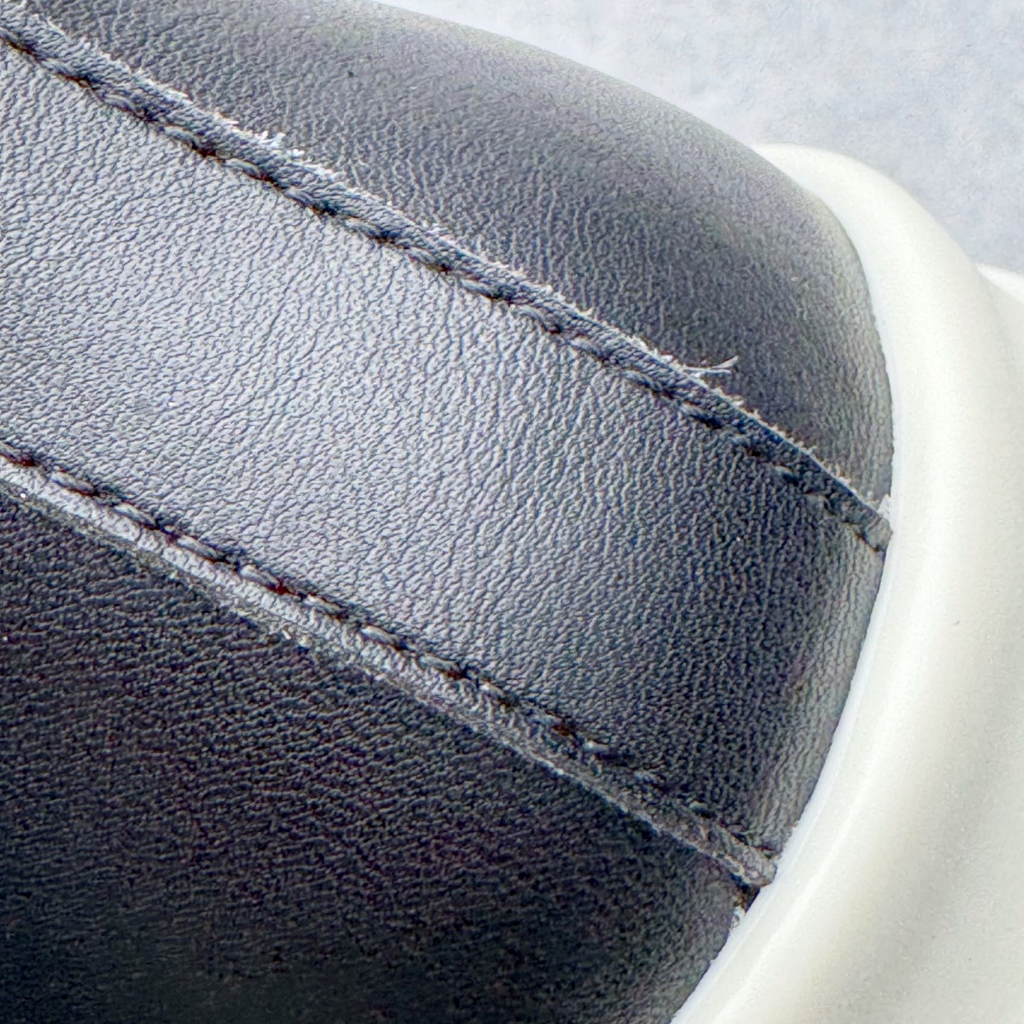 图片[12]-＃DG纯原 Rick Owens Edfu 瑞克·欧文斯高帮皮面时尚运动板鞋 棕色擦旧 二级市场已经7K以上 平台客户随意卖四位数 RO广东原厂出品 纯原天花板 原版一比一复刻 冲正绝不翻车 还原度达到百分之98以上 原楦开发纸版版型 ZP拆解原版1：1复模裁片纸版 力求做到0错位 这样才能达到和zp一致的鞋型味道 采用进口cnc数控机床开发对版独家tpu奶香大底 区别于市场所有版本 zp同源全头层粒面小牛皮 达到和zp一致手感 原厂进口细纹布 万邦订购原厂高弹粉红色海绵 内里搭配软质细腻羊皮 TPU高密度大底 软硬度透光度高已经测试和原版一致 尺码：36 37 38 39 40 41 42 43 44 45 46-选品中心