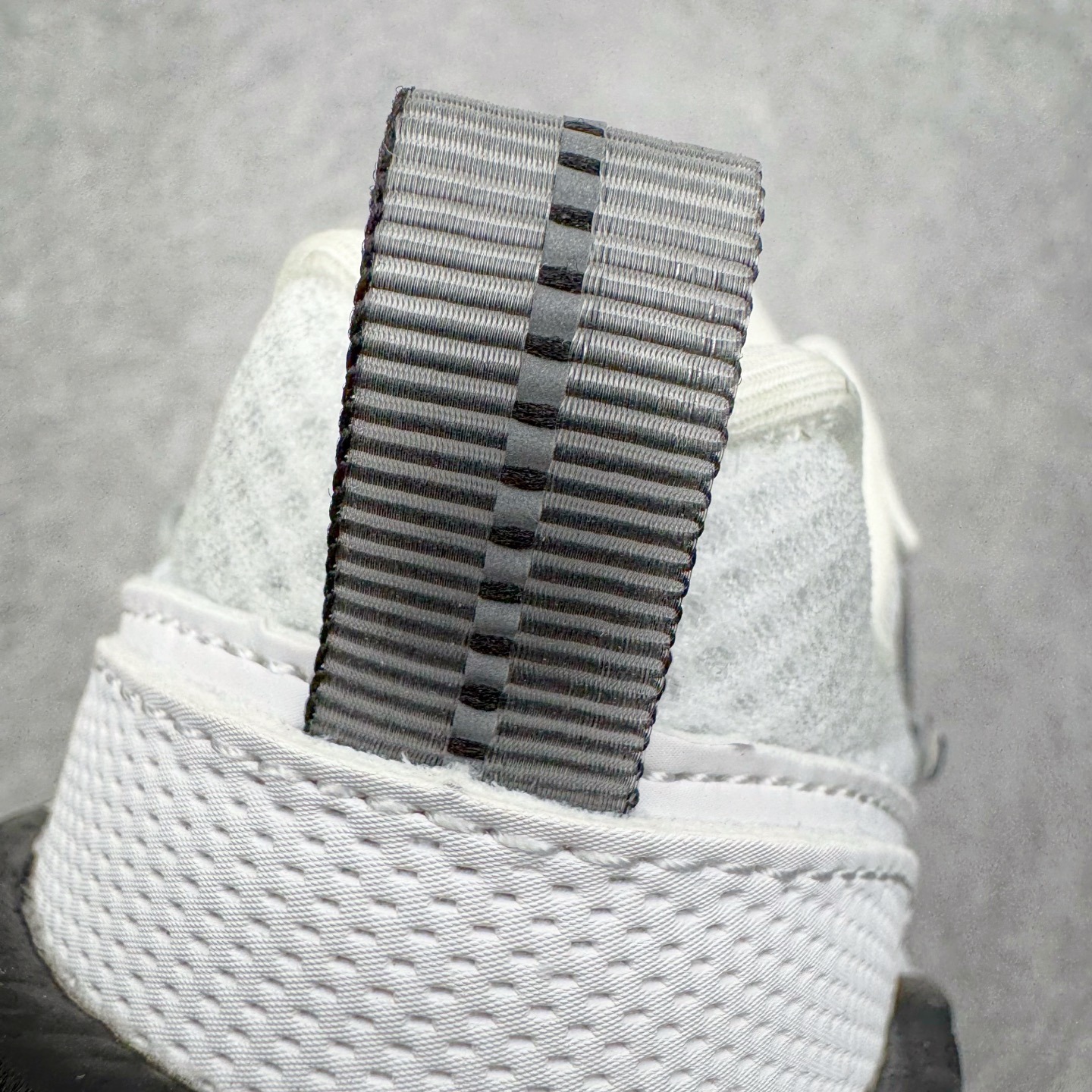 图片[13]-＃HP纯原 NK V2K Runtekk 减震防滑低帮 复古老爹鞋跑步鞋 HF5342-100 鞋款被命名为 Runtekk 设计上借鉴了 2000 年的跑鞋风格 配色上以金属银为主调 简练又有复古运动气质 材质上使用大面积网眼、皮革、TPU 组成 支撑和透气性肯定不错 中底处由 Cushlon 泡绵打造 保证在压马路时可以提供优秀脚感 并通过一手做旧氧化效果突出复古感 中底造型很容易让大家联想到巴黎世家3XL 增高效果同样不能忽视 尺码：35.5 36 36.5 37.5 38 38.5 39 40 40.5 41 42 42.5 43 44 44.5 45 46-选品中心