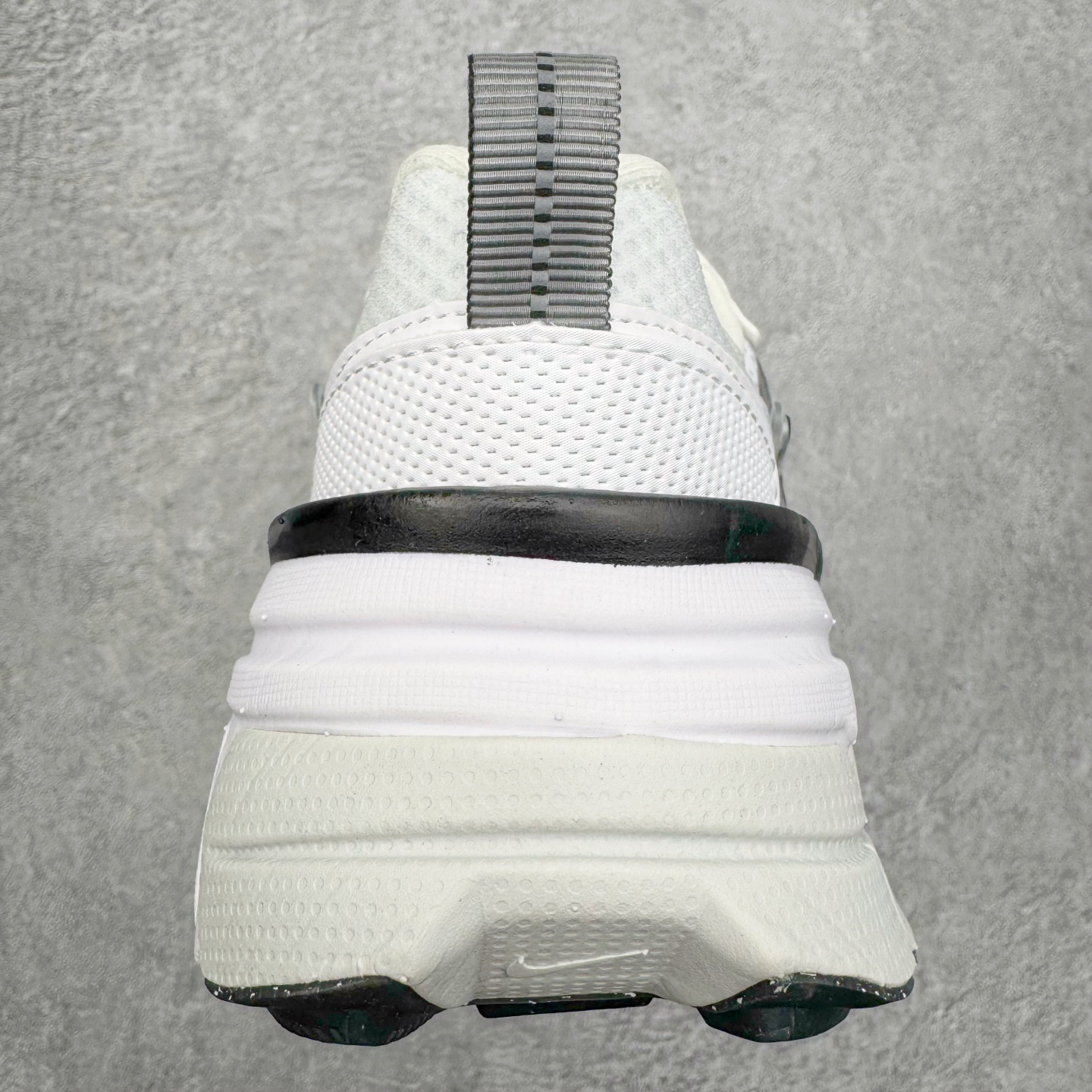 图片[8]-＃HP纯原 NK V2K Runtekk 减震防滑低帮 复古老爹鞋跑步鞋 HF5342-100 鞋款被命名为 Runtekk 设计上借鉴了 2000 年的跑鞋风格 配色上以金属银为主调 简练又有复古运动气质 材质上使用大面积网眼、皮革、TPU 组成 支撑和透气性肯定不错 中底处由 Cushlon 泡绵打造 保证在压马路时可以提供优秀脚感 并通过一手做旧氧化效果突出复古感 中底造型很容易让大家联想到巴黎世家3XL 增高效果同样不能忽视 尺码：35.5 36 36.5 37.5 38 38.5 39 40 40.5 41 42 42.5 43 44 44.5 45 46-选品中心