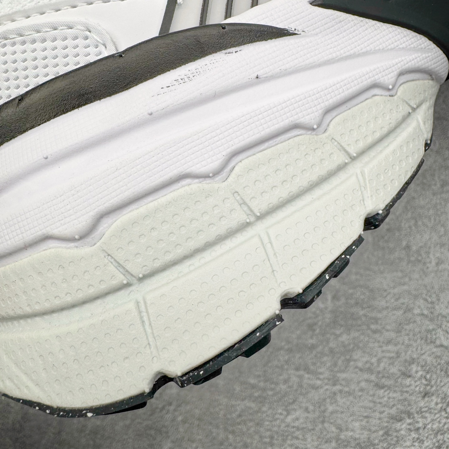 图片[17]-＃HP纯原 NK V2K Runtekk 减震防滑低帮 复古老爹鞋跑步鞋 HF5342-100 鞋款被命名为 Runtekk 设计上借鉴了 2000 年的跑鞋风格 配色上以金属银为主调 简练又有复古运动气质 材质上使用大面积网眼、皮革、TPU 组成 支撑和透气性肯定不错 中底处由 Cushlon 泡绵打造 保证在压马路时可以提供优秀脚感 并通过一手做旧氧化效果突出复古感 中底造型很容易让大家联想到巴黎世家3XL 增高效果同样不能忽视 尺码：35.5 36 36.5 37.5 38 38.5 39 40 40.5 41 42 42.5 43 44 44.5 45 46-选品中心