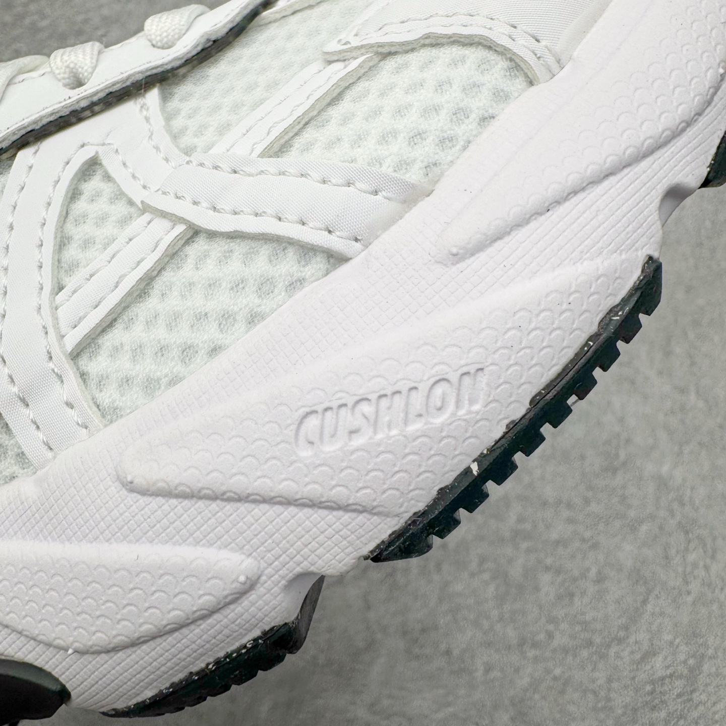 图片[18]-＃HP纯原 NK V2K Runtekk 减震防滑低帮 复古老爹鞋跑步鞋 HF5342-100 鞋款被命名为 Runtekk 设计上借鉴了 2000 年的跑鞋风格 配色上以金属银为主调 简练又有复古运动气质 材质上使用大面积网眼、皮革、TPU 组成 支撑和透气性肯定不错 中底处由 Cushlon 泡绵打造 保证在压马路时可以提供优秀脚感 并通过一手做旧氧化效果突出复古感 中底造型很容易让大家联想到巴黎世家3XL 增高效果同样不能忽视 尺码：35.5 36 36.5 37.5 38 38.5 39 40 40.5 41 42 42.5 43 44 44.5 45 46-选品中心