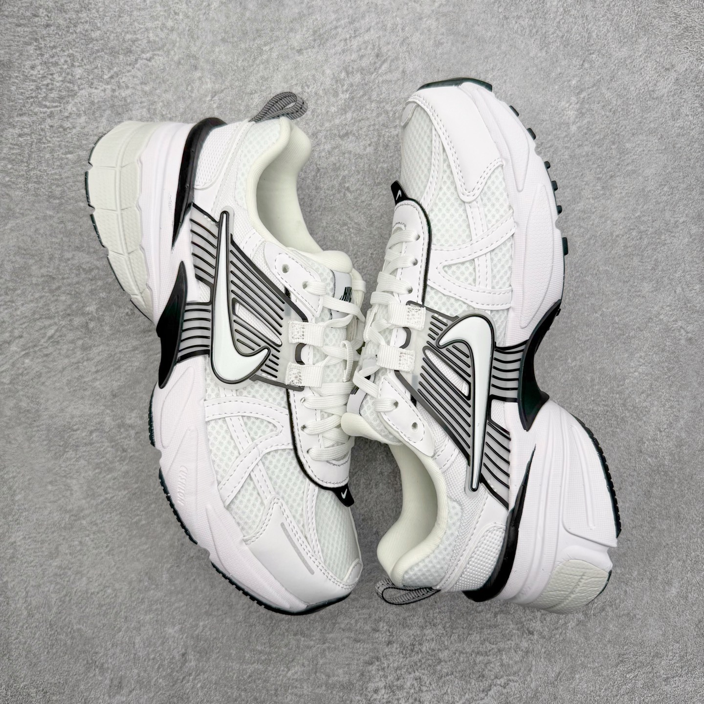 图片[3]-＃HP纯原 NK V2K Runtekk 减震防滑低帮 复古老爹鞋跑步鞋 HF5342-100 鞋款被命名为 Runtekk 设计上借鉴了 2000 年的跑鞋风格 配色上以金属银为主调 简练又有复古运动气质 材质上使用大面积网眼、皮革、TPU 组成 支撑和透气性肯定不错 中底处由 Cushlon 泡绵打造 保证在压马路时可以提供优秀脚感 并通过一手做旧氧化效果突出复古感 中底造型很容易让大家联想到巴黎世家3XL 增高效果同样不能忽视 尺码：35.5 36 36.5 37.5 38 38.5 39 40 40.5 41 42 42.5 43 44 44.5 45 46-选品中心