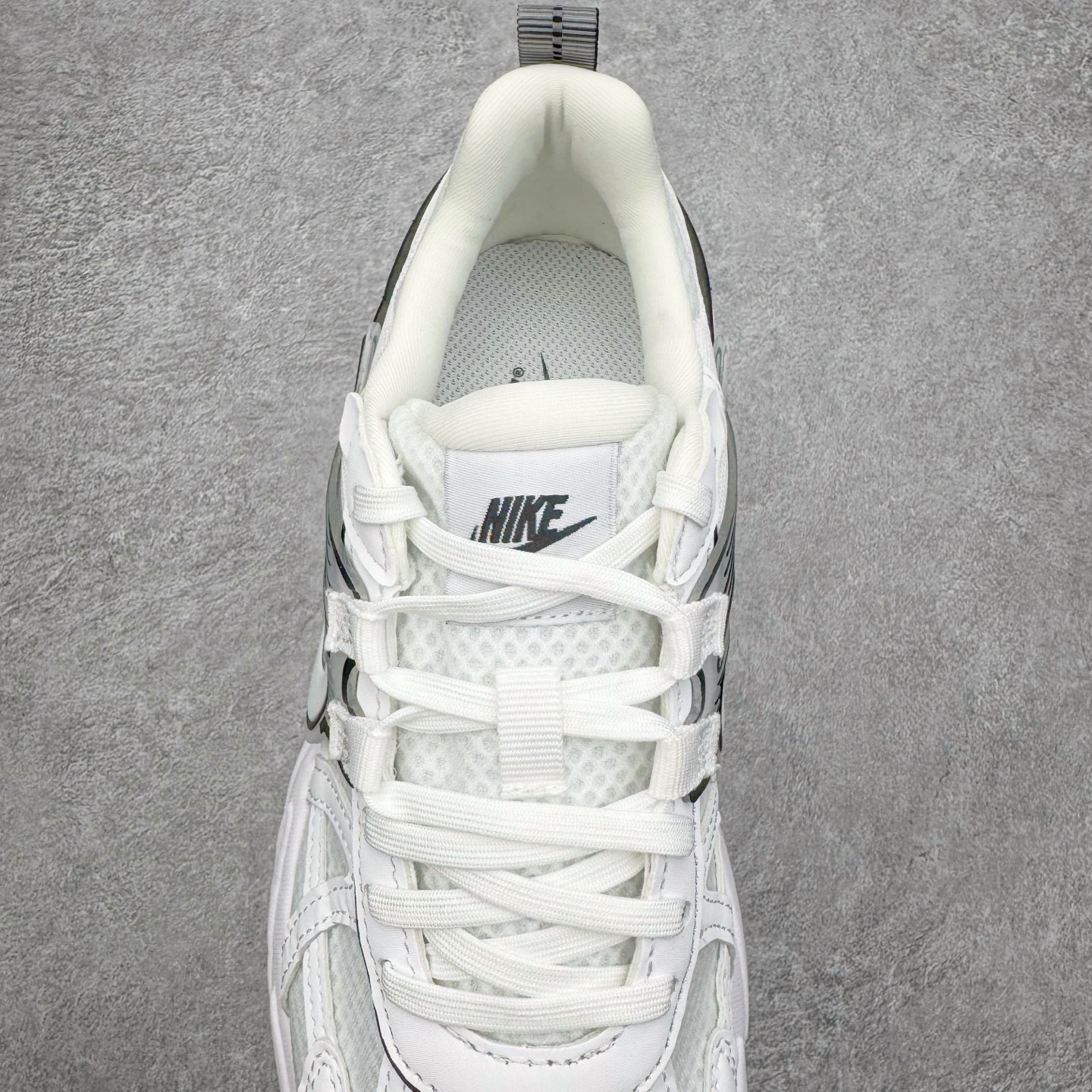 图片[5]-＃HP纯原 NK V2K Runtekk 减震防滑低帮 复古老爹鞋跑步鞋 HF5342-100 鞋款被命名为 Runtekk 设计上借鉴了 2000 年的跑鞋风格 配色上以金属银为主调 简练又有复古运动气质 材质上使用大面积网眼、皮革、TPU 组成 支撑和透气性肯定不错 中底处由 Cushlon 泡绵打造 保证在压马路时可以提供优秀脚感 并通过一手做旧氧化效果突出复古感 中底造型很容易让大家联想到巴黎世家3XL 增高效果同样不能忽视 尺码：35.5 36 36.5 37.5 38 38.5 39 40 40.5 41 42 42.5 43 44 44.5 45 46-选品中心