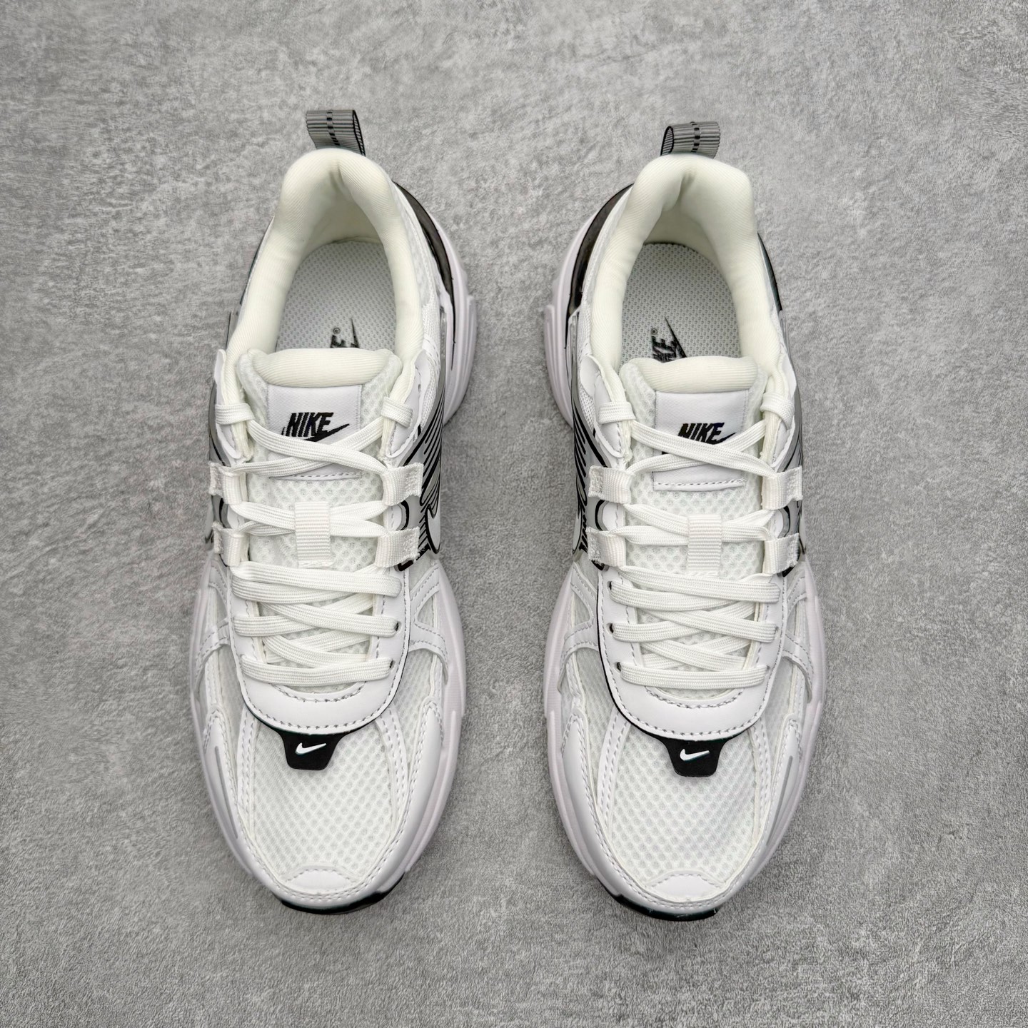 图片[2]-＃HP纯原 NK V2K Runtekk 减震防滑低帮 复古老爹鞋跑步鞋 HF5342-100 鞋款被命名为 Runtekk 设计上借鉴了 2000 年的跑鞋风格 配色上以金属银为主调 简练又有复古运动气质 材质上使用大面积网眼、皮革、TPU 组成 支撑和透气性肯定不错 中底处由 Cushlon 泡绵打造 保证在压马路时可以提供优秀脚感 并通过一手做旧氧化效果突出复古感 中底造型很容易让大家联想到巴黎世家3XL 增高效果同样不能忽视 尺码：35.5 36 36.5 37.5 38 38.5 39 40 40.5 41 42 42.5 43 44 44.5 45 46-选品中心