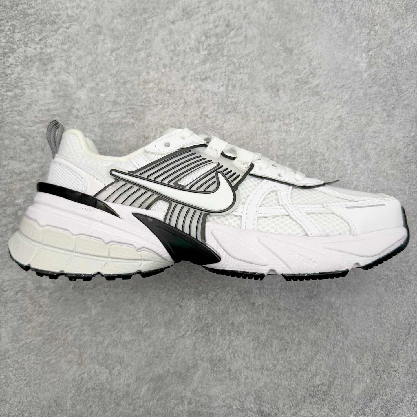 ＃HP纯原 NK V2K Runtekk 减震防滑低帮 复古老爹鞋跑步鞋 HF5342-100 鞋款被命名为 Runtekk 设计上借鉴了 2000 年的跑鞋风格 配色上以金属银为主调 简练又有复古运动气质 材质上使用大面积网眼、皮革、TPU 组成 支撑和透气性肯定不错 中底处由 Cushlon 泡绵打造 保证在压马路时可以提供优秀脚感 并通过一手做旧氧化效果突出复古感 中底造型很容易让大家联想到巴黎世家3XL 增高效果同样不能忽视 尺码：35.5 36 36.5 37.5 38 38.5 39 40 40.5 41 42 42.5 43 44 44.5 45 46-选品中心