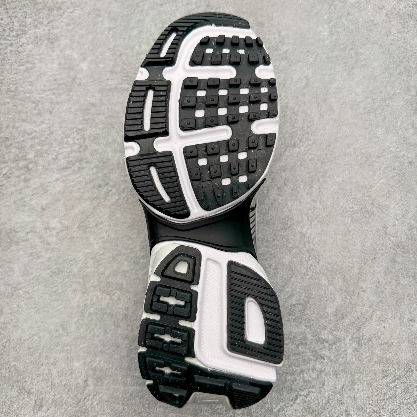 图片[9]-＃HP纯原 NK V2K Runtekk 减震防滑低帮 复古老爹鞋跑步鞋 HF5342-100 鞋款被命名为 Runtekk 设计上借鉴了 2000 年的跑鞋风格 配色上以金属银为主调 简练又有复古运动气质 材质上使用大面积网眼、皮革、TPU 组成 支撑和透气性肯定不错 中底处由 Cushlon 泡绵打造 保证在压马路时可以提供优秀脚感 并通过一手做旧氧化效果突出复古感 中底造型很容易让大家联想到巴黎世家3XL 增高效果同样不能忽视 尺码：35.5 36 36.5 37.5 38 38.5 39 40 40.5 41 42 42.5 43 44 44.5 45 46-选品中心