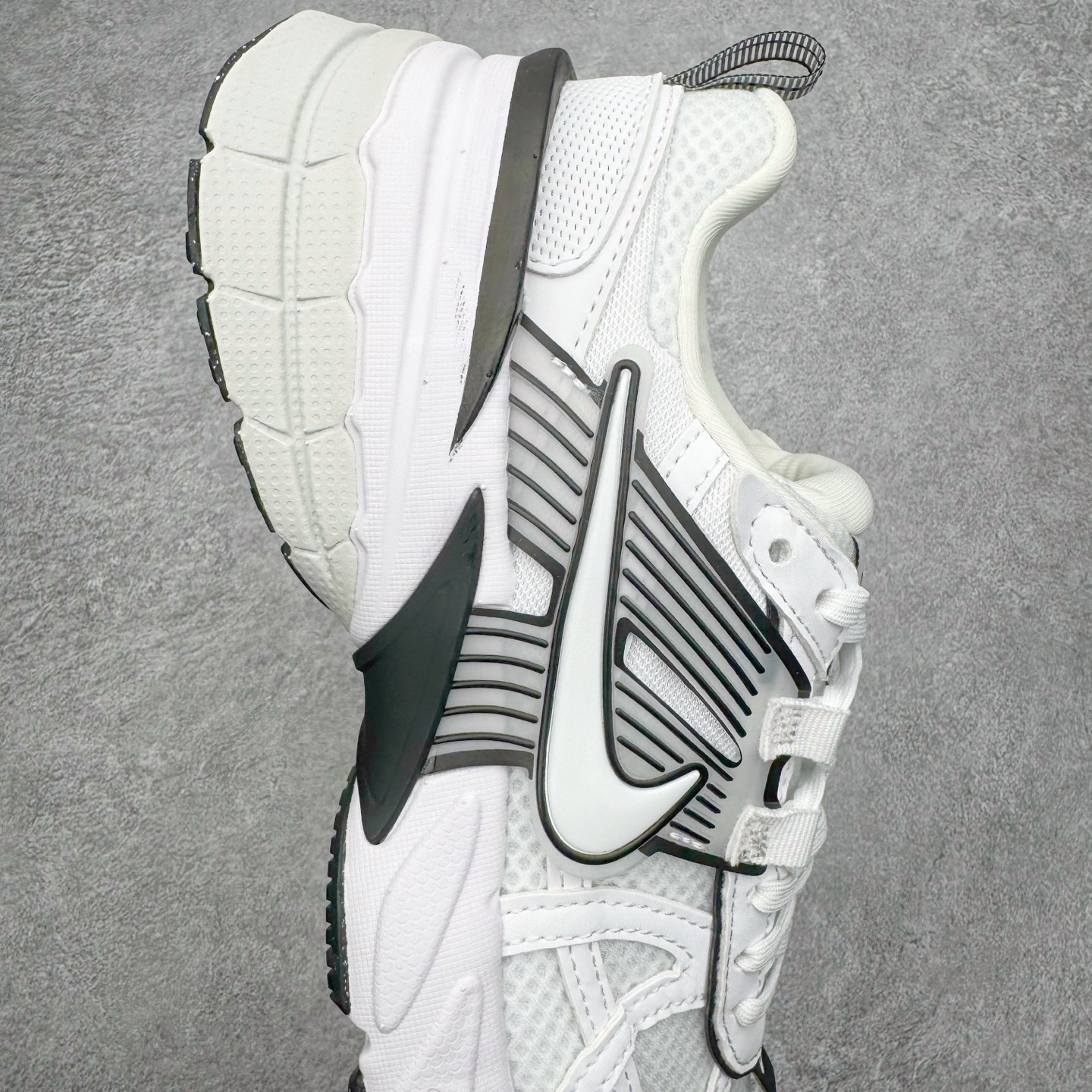 图片[6]-＃HP纯原 NK V2K Runtekk 减震防滑低帮 复古老爹鞋跑步鞋 HF5342-100 鞋款被命名为 Runtekk 设计上借鉴了 2000 年的跑鞋风格 配色上以金属银为主调 简练又有复古运动气质 材质上使用大面积网眼、皮革、TPU 组成 支撑和透气性肯定不错 中底处由 Cushlon 泡绵打造 保证在压马路时可以提供优秀脚感 并通过一手做旧氧化效果突出复古感 中底造型很容易让大家联想到巴黎世家3XL 增高效果同样不能忽视 尺码：35.5 36 36.5 37.5 38 38.5 39 40 40.5 41 42 42.5 43 44 44.5 45 46-选品中心