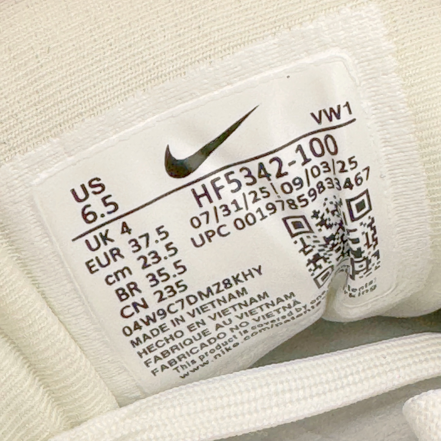 图片[12]-＃HP纯原 NK V2K Runtekk 减震防滑低帮 复古老爹鞋跑步鞋 HF5342-100 鞋款被命名为 Runtekk 设计上借鉴了 2000 年的跑鞋风格 配色上以金属银为主调 简练又有复古运动气质 材质上使用大面积网眼、皮革、TPU 组成 支撑和透气性肯定不错 中底处由 Cushlon 泡绵打造 保证在压马路时可以提供优秀脚感 并通过一手做旧氧化效果突出复古感 中底造型很容易让大家联想到巴黎世家3XL 增高效果同样不能忽视 尺码：35.5 36 36.5 37.5 38 38.5 39 40 40.5 41 42 42.5 43 44 44.5 45 46-选品中心