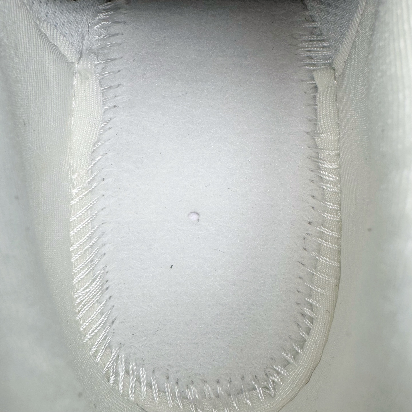 图片[11]-＃HP纯原 NK V2K Runtekk 减震防滑低帮 复古老爹鞋跑步鞋 HF5342-100 鞋款被命名为 Runtekk 设计上借鉴了 2000 年的跑鞋风格 配色上以金属银为主调 简练又有复古运动气质 材质上使用大面积网眼、皮革、TPU 组成 支撑和透气性肯定不错 中底处由 Cushlon 泡绵打造 保证在压马路时可以提供优秀脚感 并通过一手做旧氧化效果突出复古感 中底造型很容易让大家联想到巴黎世家3XL 增高效果同样不能忽视 尺码：35.5 36 36.5 37.5 38 38.5 39 40 40.5 41 42 42.5 43 44 44.5 45 46-选品中心