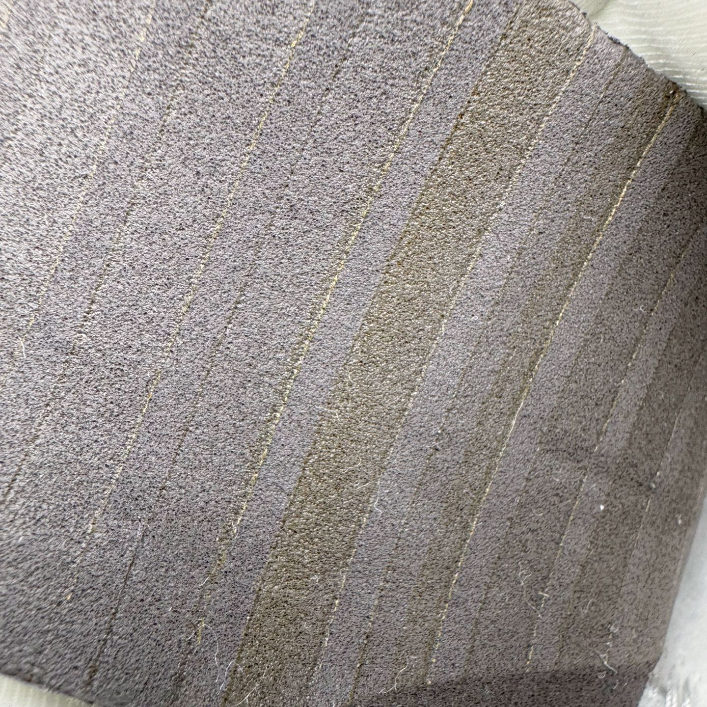 图片[10]-＃HP纯原 NK V2K Runtekk 减震防滑低帮 复古老爹鞋跑步鞋 HF5342-100 鞋款被命名为 Runtekk 设计上借鉴了 2000 年的跑鞋风格 配色上以金属银为主调 简练又有复古运动气质 材质上使用大面积网眼、皮革、TPU 组成 支撑和透气性肯定不错 中底处由 Cushlon 泡绵打造 保证在压马路时可以提供优秀脚感 并通过一手做旧氧化效果突出复古感 中底造型很容易让大家联想到巴黎世家3XL 增高效果同样不能忽视 尺码：35.5 36 36.5 37.5 38 38.5 39 40 40.5 41 42 42.5 43 44 44.5 45 46-选品中心