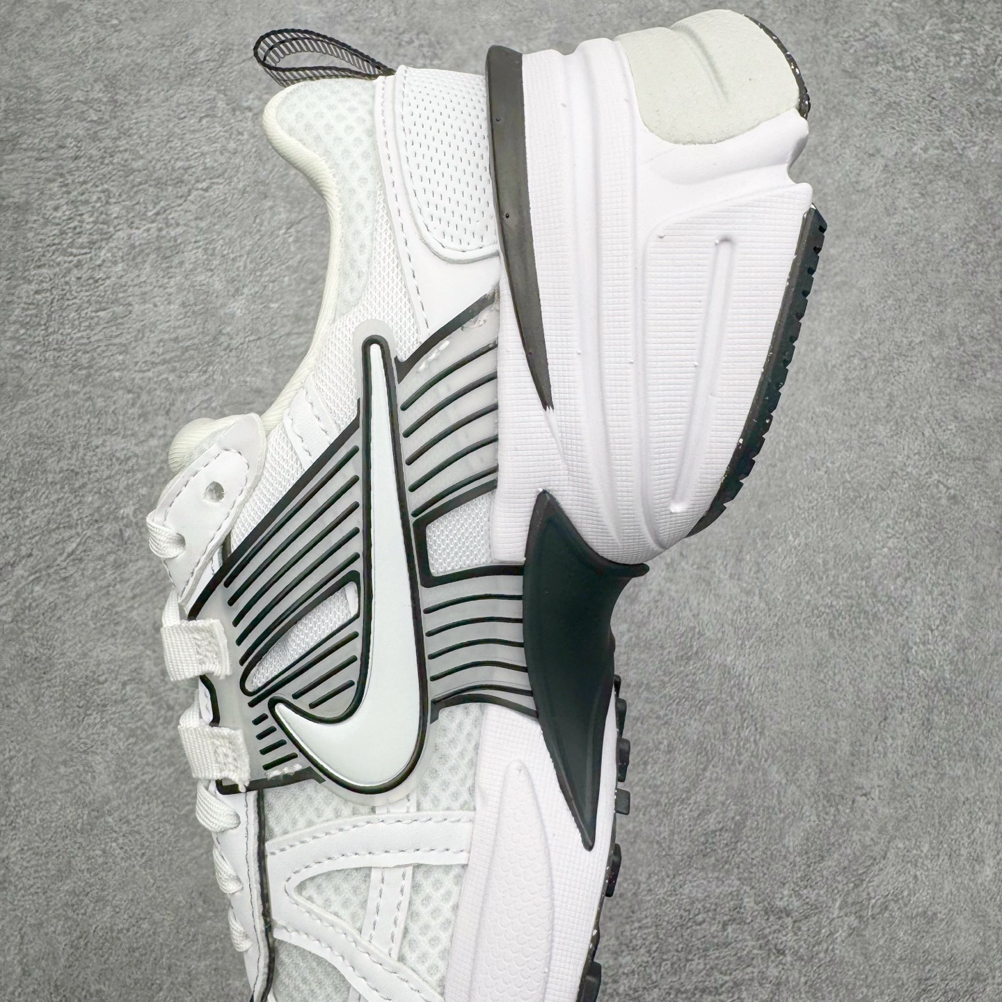 图片[7]-＃HP纯原 NK V2K Runtekk 减震防滑低帮 复古老爹鞋跑步鞋 HF5342-100 鞋款被命名为 Runtekk 设计上借鉴了 2000 年的跑鞋风格 配色上以金属银为主调 简练又有复古运动气质 材质上使用大面积网眼、皮革、TPU 组成 支撑和透气性肯定不错 中底处由 Cushlon 泡绵打造 保证在压马路时可以提供优秀脚感 并通过一手做旧氧化效果突出复古感 中底造型很容易让大家联想到巴黎世家3XL 增高效果同样不能忽视 尺码：35.5 36 36.5 37.5 38 38.5 39 40 40.5 41 42 42.5 43 44 44.5 45 46-选品中心