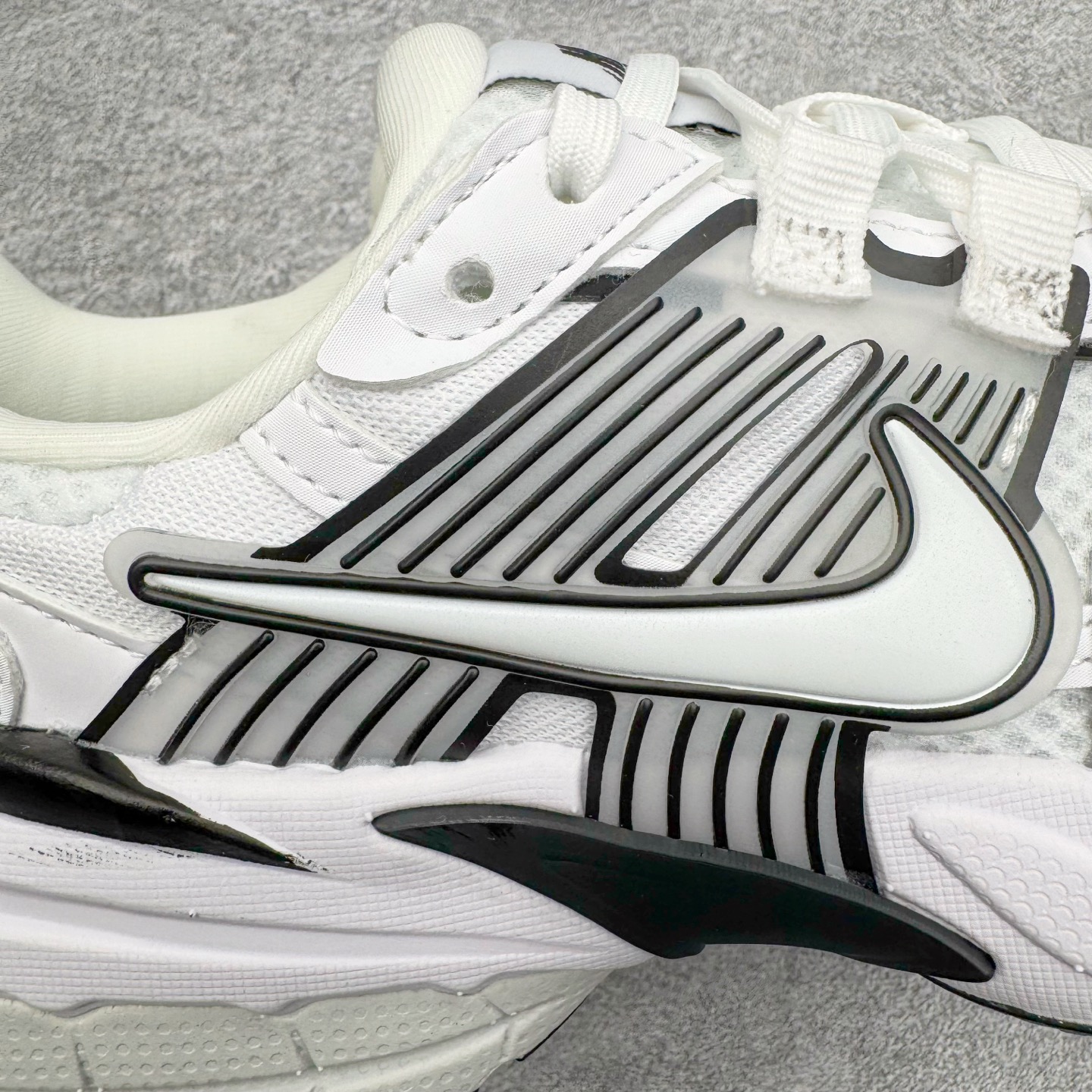 图片[16]-＃HP纯原 NK V2K Runtekk 减震防滑低帮 复古老爹鞋跑步鞋 HF5342-100 鞋款被命名为 Runtekk 设计上借鉴了 2000 年的跑鞋风格 配色上以金属银为主调 简练又有复古运动气质 材质上使用大面积网眼、皮革、TPU 组成 支撑和透气性肯定不错 中底处由 Cushlon 泡绵打造 保证在压马路时可以提供优秀脚感 并通过一手做旧氧化效果突出复古感 中底造型很容易让大家联想到巴黎世家3XL 增高效果同样不能忽视 尺码：35.5 36 36.5 37.5 38 38.5 39 40 40.5 41 42 42.5 43 44 44.5 45 46-选品中心