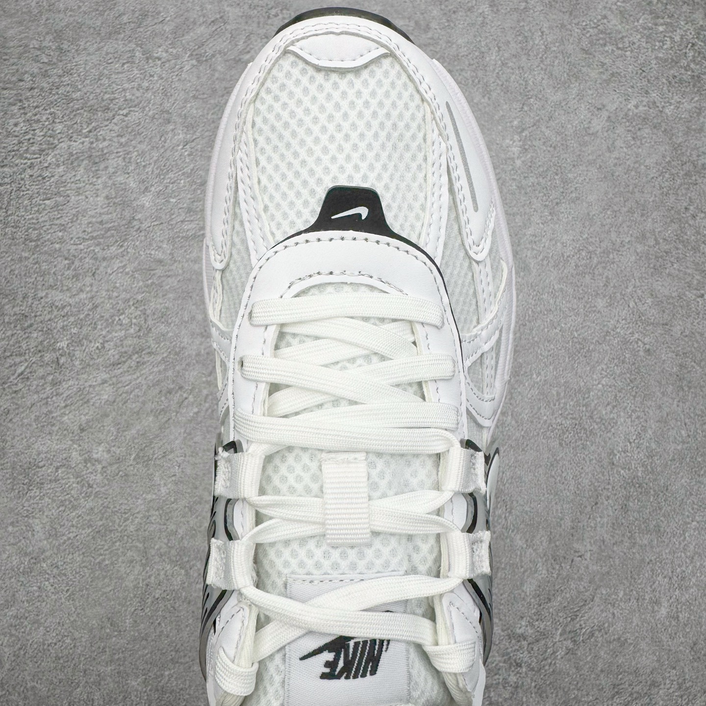 图片[4]-＃HP纯原 NK V2K Runtekk 减震防滑低帮 复古老爹鞋跑步鞋 HF5342-100 鞋款被命名为 Runtekk 设计上借鉴了 2000 年的跑鞋风格 配色上以金属银为主调 简练又有复古运动气质 材质上使用大面积网眼、皮革、TPU 组成 支撑和透气性肯定不错 中底处由 Cushlon 泡绵打造 保证在压马路时可以提供优秀脚感 并通过一手做旧氧化效果突出复古感 中底造型很容易让大家联想到巴黎世家3XL 增高效果同样不能忽视 尺码：35.5 36 36.5 37.5 38 38.5 39 40 40.5 41 42 42.5 43 44 44.5 45 46-选品中心