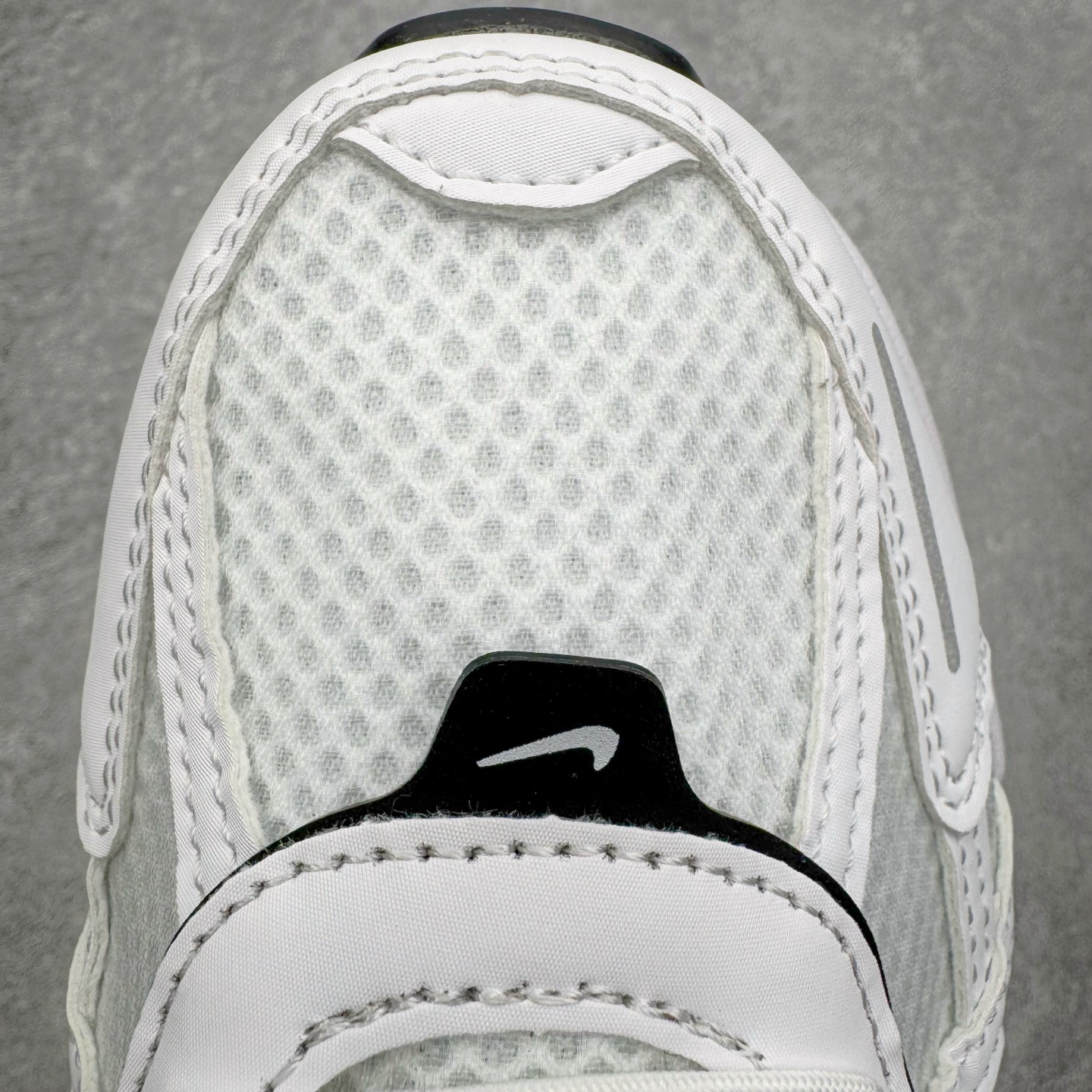 图片[15]-＃HP纯原 NK V2K Runtekk 减震防滑低帮 复古老爹鞋跑步鞋 HF5342-100 鞋款被命名为 Runtekk 设计上借鉴了 2000 年的跑鞋风格 配色上以金属银为主调 简练又有复古运动气质 材质上使用大面积网眼、皮革、TPU 组成 支撑和透气性肯定不错 中底处由 Cushlon 泡绵打造 保证在压马路时可以提供优秀脚感 并通过一手做旧氧化效果突出复古感 中底造型很容易让大家联想到巴黎世家3XL 增高效果同样不能忽视 尺码：35.5 36 36.5 37.5 38 38.5 39 40 40.5 41 42 42.5 43 44 44.5 45 46-选品中心