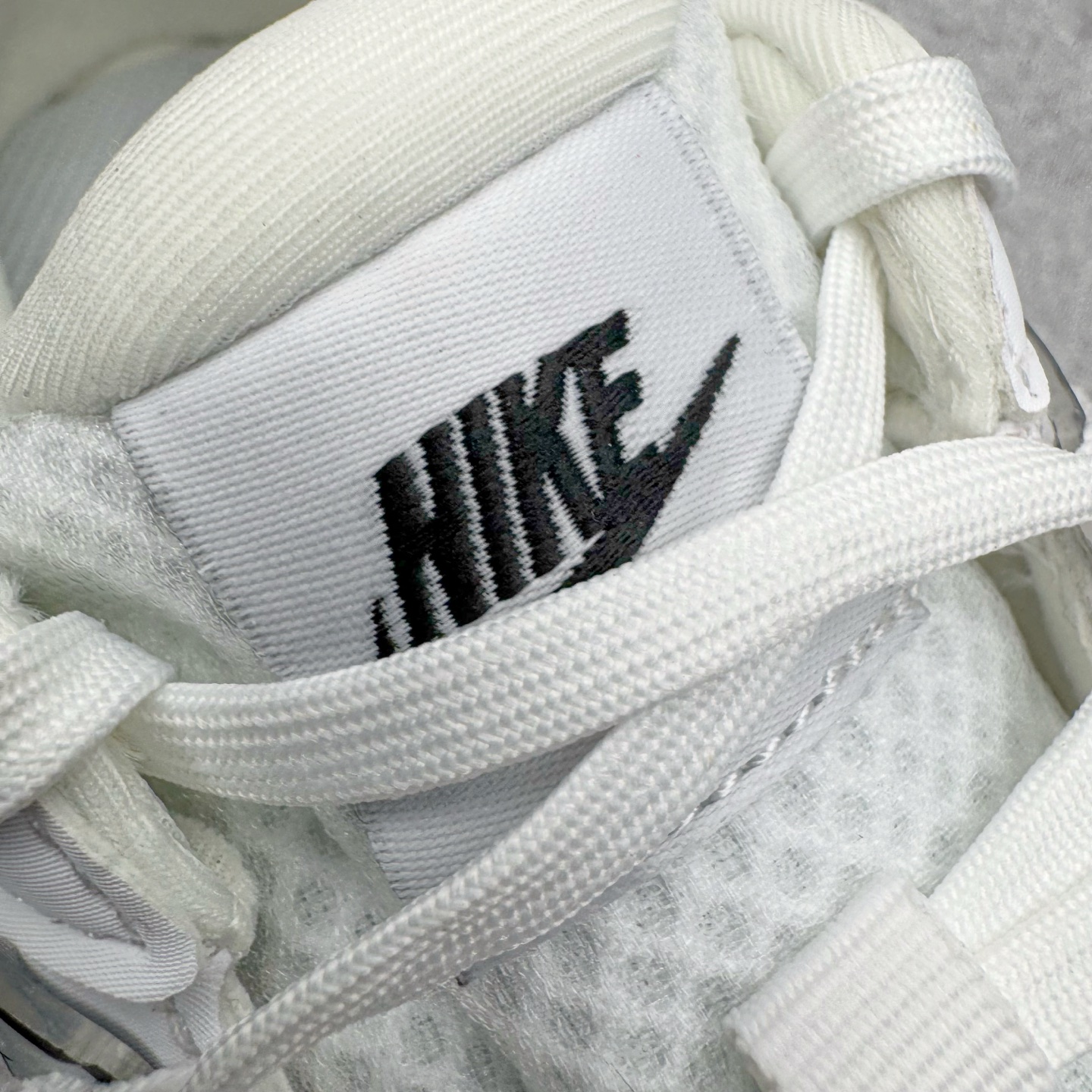 图片[14]-＃HP纯原 NK V2K Runtekk 减震防滑低帮 复古老爹鞋跑步鞋 HF5342-100 鞋款被命名为 Runtekk 设计上借鉴了 2000 年的跑鞋风格 配色上以金属银为主调 简练又有复古运动气质 材质上使用大面积网眼、皮革、TPU 组成 支撑和透气性肯定不错 中底处由 Cushlon 泡绵打造 保证在压马路时可以提供优秀脚感 并通过一手做旧氧化效果突出复古感 中底造型很容易让大家联想到巴黎世家3XL 增高效果同样不能忽视 尺码：35.5 36 36.5 37.5 38 38.5 39 40 40.5 41 42 42.5 43 44 44.5 45 46-选品中心