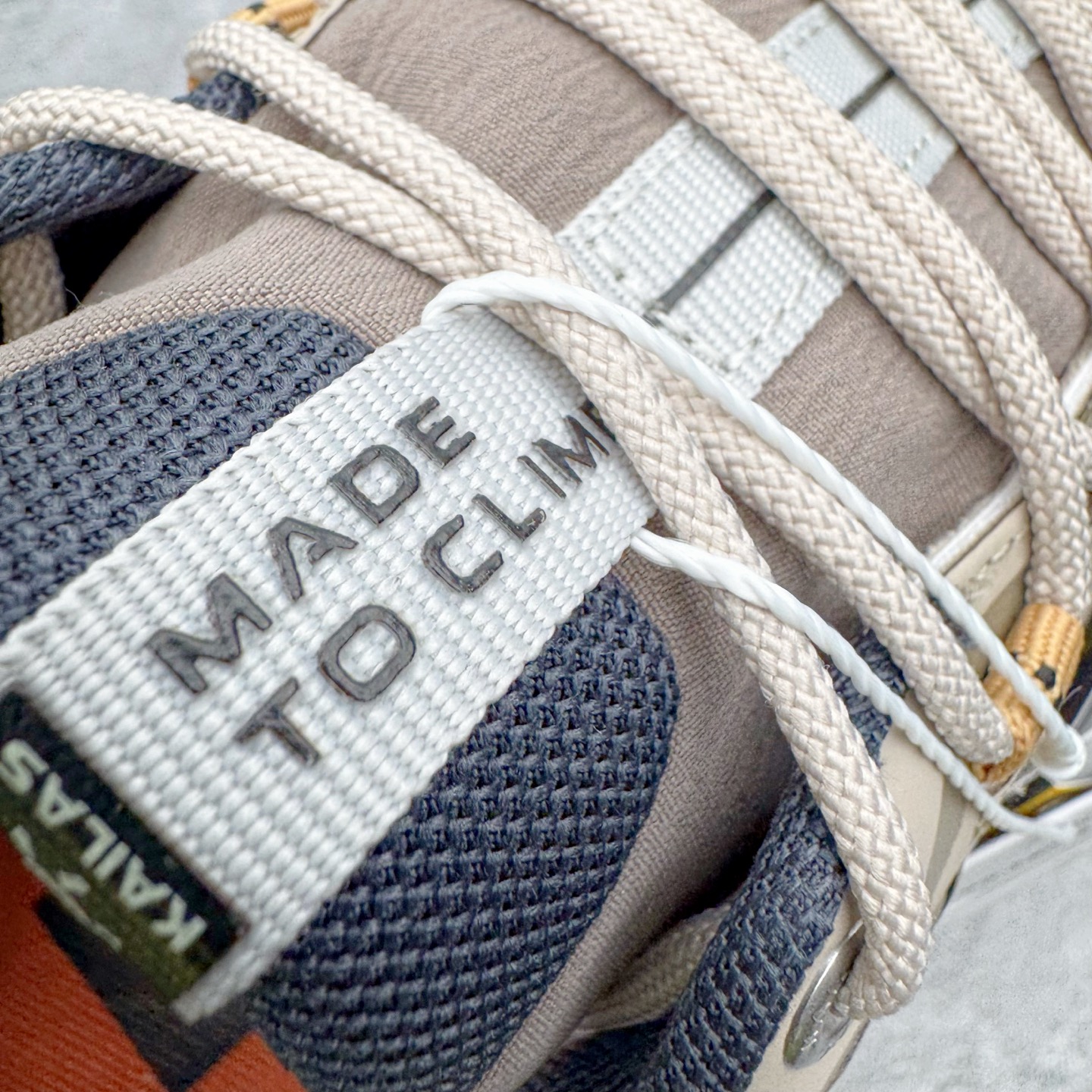 图片[13]-＃K版 凯乐石KAILAS 远征 MAX FLT 运动户外 防滑防水透气 低帮 登山徒步鞋 KAILAS凯乐石品牌是全球三大全系攀登品牌之一，于2003年创立于中国广州，致力于为有攀登梦想的户外运动员及爱好者，研发制造功能性专业装备，满足他们在极限环境下安全舒适的需求，凯乐石专注于科技面料的开发及专业功能设计，产品线覆盖登山、攀岩、徒步、越野跑山、露营、旅行等多项户外运动，通过运动员的测试反馈，不断进化迭代，产品荣获国内外大奖71座，发明专利21个，更突破性的自主研发攀登器械，打造出中国的攀登硬实力。实拍调校N版已经零色差零失真 百分百还原实物色彩所见即所得 不存在货不对板色差等低级问题 选购参考实物拍摄 不混卖不参货 只用心做好货严格选品 承诺混一赔十 尺码：36 36.5 37.5 38 38.5 39 39.5 40 40.5 41 41.5 42 42.5 43 44 44.5 45-选品中心