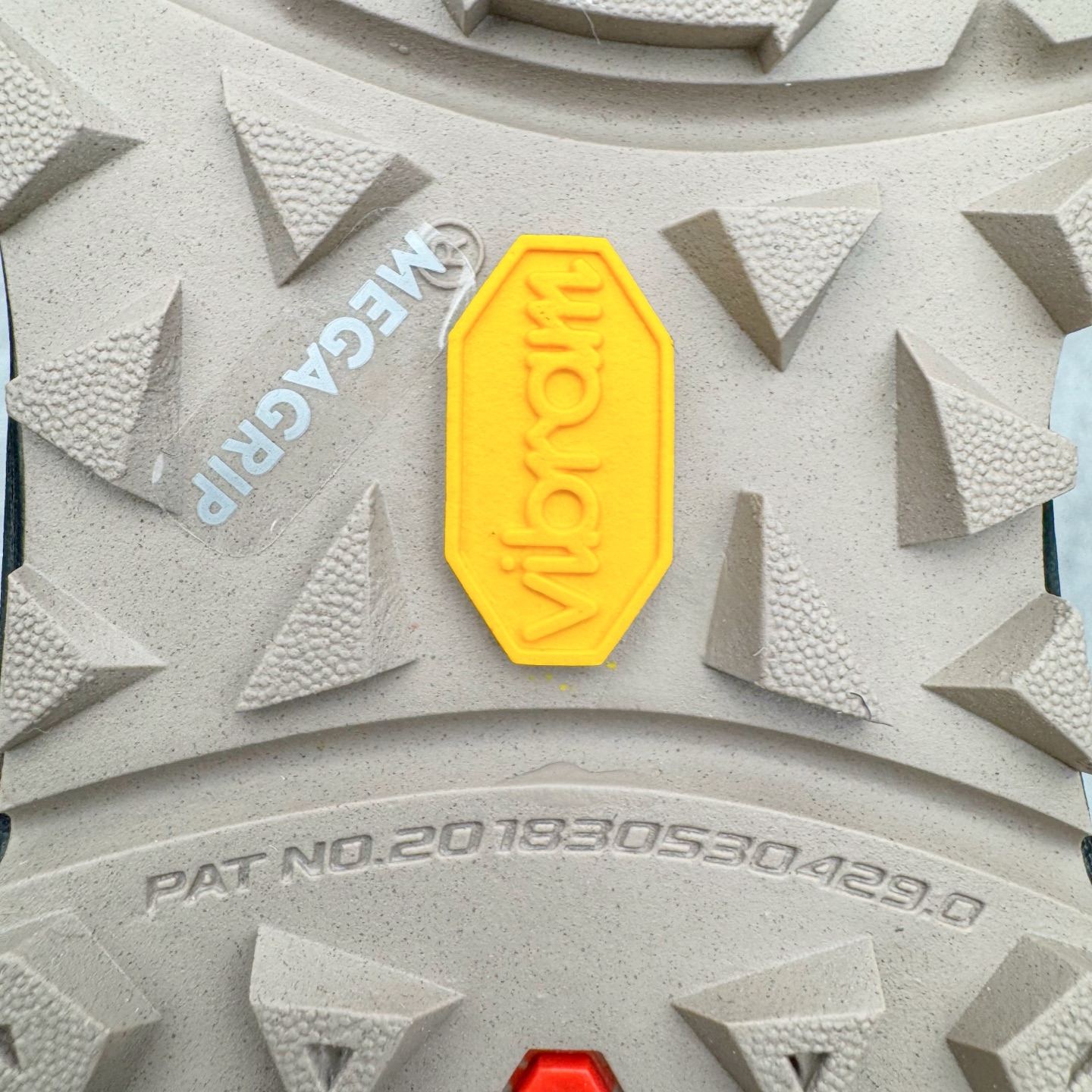 图片[21]-＃K版 凯乐石KAILAS 远征 MAX FLT 运动户外 防滑防水透气 低帮 登山徒步鞋 KAILAS凯乐石品牌是全球三大全系攀登品牌之一，于2003年创立于中国广州，致力于为有攀登梦想的户外运动员及爱好者，研发制造功能性专业装备，满足他们在极限环境下安全舒适的需求，凯乐石专注于科技面料的开发及专业功能设计，产品线覆盖登山、攀岩、徒步、越野跑山、露营、旅行等多项户外运动，通过运动员的测试反馈，不断进化迭代，产品荣获国内外大奖71座，发明专利21个，更突破性的自主研发攀登器械，打造出中国的攀登硬实力。实拍调校N版已经零色差零失真 百分百还原实物色彩所见即所得 不存在货不对板色差等低级问题 选购参考实物拍摄 不混卖不参货 只用心做好货严格选品 承诺混一赔十 尺码：36 36.5 37.5 38 38.5 39 39.5 40 40.5 41 41.5 42 42.5 43 44 44.5 45-选品中心