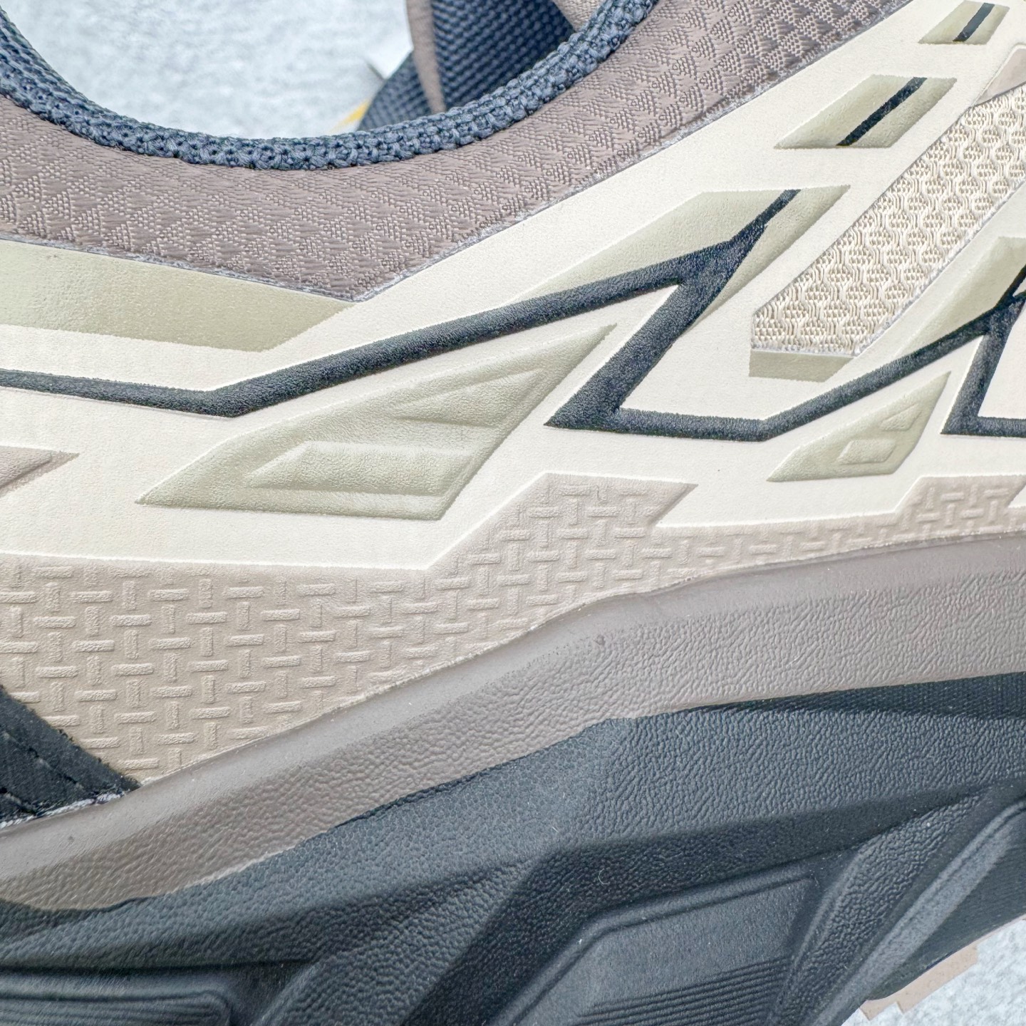 图片[17]-＃K版 凯乐石KAILAS 远征 MAX FLT 运动户外 防滑防水透气 低帮 登山徒步鞋 KAILAS凯乐石品牌是全球三大全系攀登品牌之一，于2003年创立于中国广州，致力于为有攀登梦想的户外运动员及爱好者，研发制造功能性专业装备，满足他们在极限环境下安全舒适的需求，凯乐石专注于科技面料的开发及专业功能设计，产品线覆盖登山、攀岩、徒步、越野跑山、露营、旅行等多项户外运动，通过运动员的测试反馈，不断进化迭代，产品荣获国内外大奖71座，发明专利21个，更突破性的自主研发攀登器械，打造出中国的攀登硬实力。实拍调校N版已经零色差零失真 百分百还原实物色彩所见即所得 不存在货不对板色差等低级问题 选购参考实物拍摄 不混卖不参货 只用心做好货严格选品 承诺混一赔十 尺码：36 36.5 37.5 38 38.5 39 39.5 40 40.5 41 41.5 42 42.5 43 44 44.5 45-选品中心