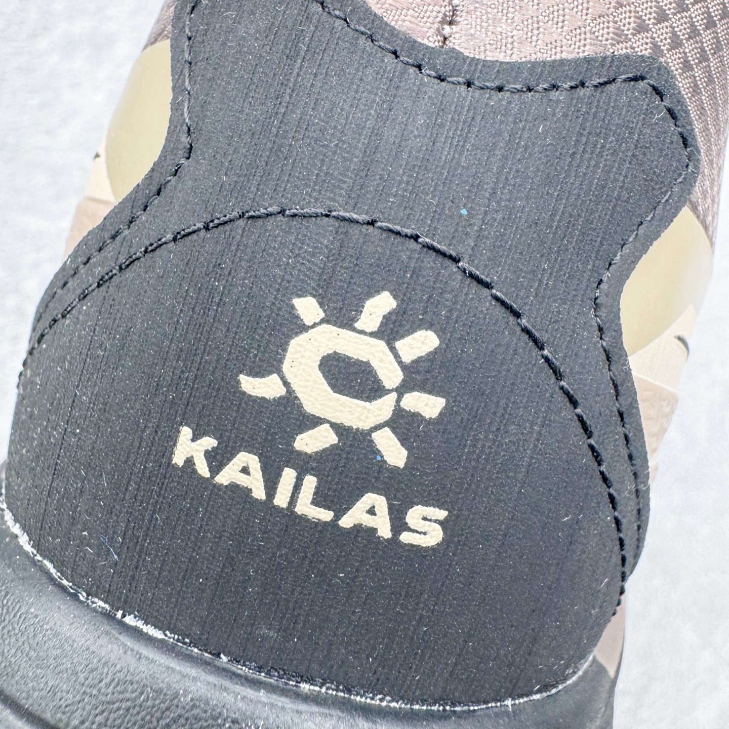 图片[16]-＃K版 凯乐石KAILAS 远征 MAX FLT 运动户外 防滑防水透气 低帮 登山徒步鞋 KAILAS凯乐石品牌是全球三大全系攀登品牌之一，于2003年创立于中国广州，致力于为有攀登梦想的户外运动员及爱好者，研发制造功能性专业装备，满足他们在极限环境下安全舒适的需求，凯乐石专注于科技面料的开发及专业功能设计，产品线覆盖登山、攀岩、徒步、越野跑山、露营、旅行等多项户外运动，通过运动员的测试反馈，不断进化迭代，产品荣获国内外大奖71座，发明专利21个，更突破性的自主研发攀登器械，打造出中国的攀登硬实力。实拍调校N版已经零色差零失真 百分百还原实物色彩所见即所得 不存在货不对板色差等低级问题 选购参考实物拍摄 不混卖不参货 只用心做好货严格选品 承诺混一赔十 尺码：36 36.5 37.5 38 38.5 39 39.5 40 40.5 41 41.5 42 42.5 43 44 44.5 45-选品中心