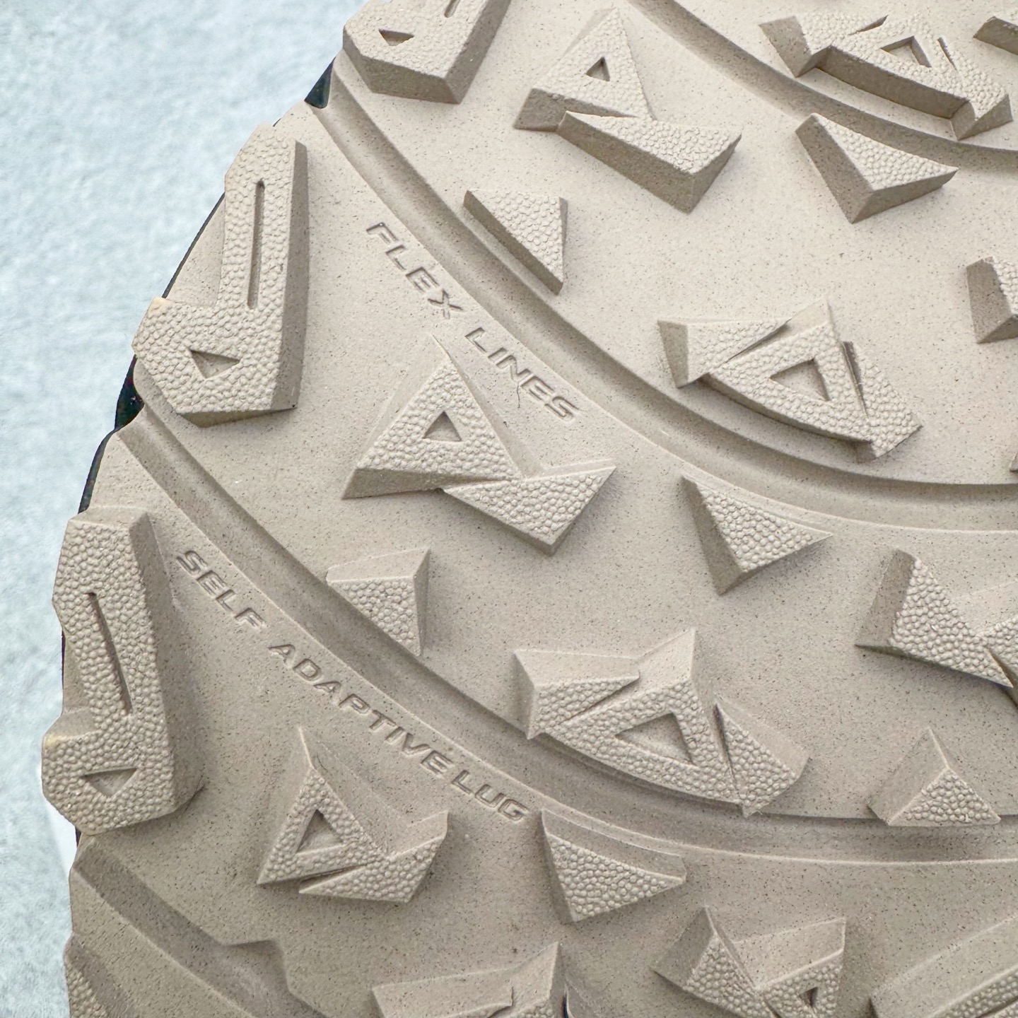 图片[20]-＃K版 凯乐石KAILAS 远征 MAX FLT 运动户外 防滑防水透气 低帮 登山徒步鞋 KAILAS凯乐石品牌是全球三大全系攀登品牌之一，于2003年创立于中国广州，致力于为有攀登梦想的户外运动员及爱好者，研发制造功能性专业装备，满足他们在极限环境下安全舒适的需求，凯乐石专注于科技面料的开发及专业功能设计，产品线覆盖登山、攀岩、徒步、越野跑山、露营、旅行等多项户外运动，通过运动员的测试反馈，不断进化迭代，产品荣获国内外大奖71座，发明专利21个，更突破性的自主研发攀登器械，打造出中国的攀登硬实力。实拍调校N版已经零色差零失真 百分百还原实物色彩所见即所得 不存在货不对板色差等低级问题 选购参考实物拍摄 不混卖不参货 只用心做好货严格选品 承诺混一赔十 尺码：36 36.5 37.5 38 38.5 39 39.5 40 40.5 41 41.5 42 42.5 43 44 44.5 45-选品中心