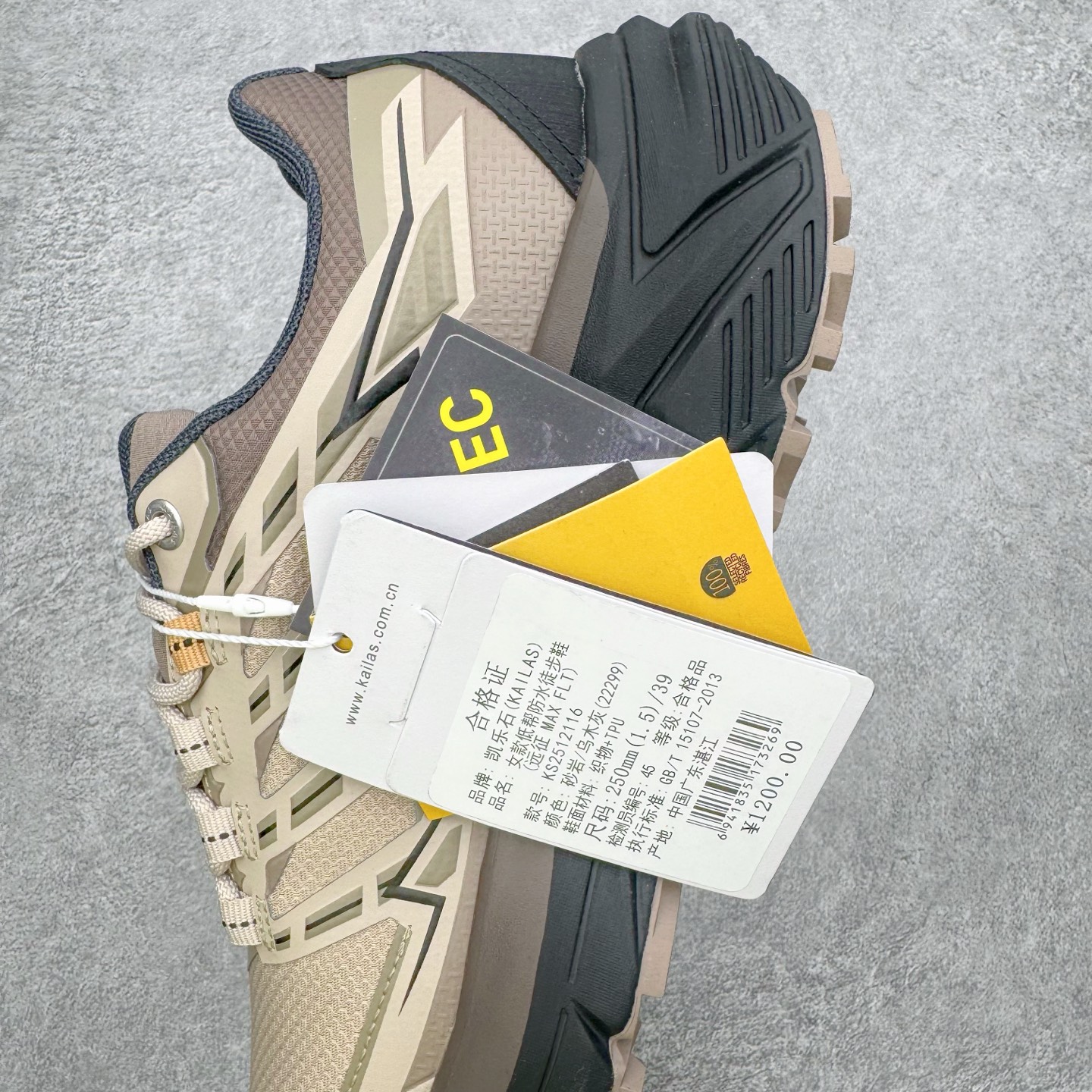 图片[7]-＃K版 凯乐石KAILAS 远征 MAX FLT 运动户外 防滑防水透气 低帮 登山徒步鞋 KAILAS凯乐石品牌是全球三大全系攀登品牌之一，于2003年创立于中国广州，致力于为有攀登梦想的户外运动员及爱好者，研发制造功能性专业装备，满足他们在极限环境下安全舒适的需求，凯乐石专注于科技面料的开发及专业功能设计，产品线覆盖登山、攀岩、徒步、越野跑山、露营、旅行等多项户外运动，通过运动员的测试反馈，不断进化迭代，产品荣获国内外大奖71座，发明专利21个，更突破性的自主研发攀登器械，打造出中国的攀登硬实力。实拍调校N版已经零色差零失真 百分百还原实物色彩所见即所得 不存在货不对板色差等低级问题 选购参考实物拍摄 不混卖不参货 只用心做好货严格选品 承诺混一赔十 尺码：36 36.5 37.5 38 38.5 39 39.5 40 40.5 41 41.5 42 42.5 43 44 44.5 45-选品中心