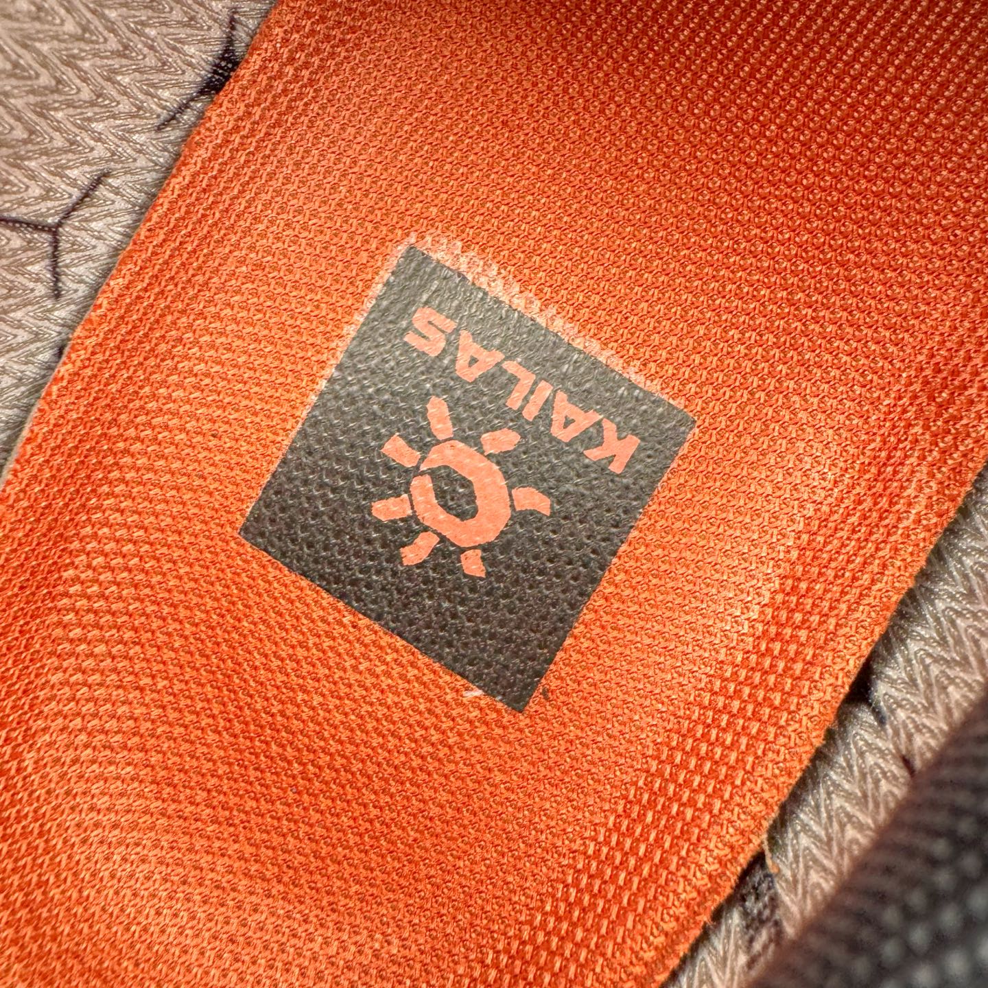 图片[11]-＃K版 凯乐石KAILAS 远征 MAX FLT 运动户外 防滑防水透气 低帮 登山徒步鞋 KAILAS凯乐石品牌是全球三大全系攀登品牌之一，于2003年创立于中国广州，致力于为有攀登梦想的户外运动员及爱好者，研发制造功能性专业装备，满足他们在极限环境下安全舒适的需求，凯乐石专注于科技面料的开发及专业功能设计，产品线覆盖登山、攀岩、徒步、越野跑山、露营、旅行等多项户外运动，通过运动员的测试反馈，不断进化迭代，产品荣获国内外大奖71座，发明专利21个，更突破性的自主研发攀登器械，打造出中国的攀登硬实力。实拍调校N版已经零色差零失真 百分百还原实物色彩所见即所得 不存在货不对板色差等低级问题 选购参考实物拍摄 不混卖不参货 只用心做好货严格选品 承诺混一赔十 尺码：36 36.5 37.5 38 38.5 39 39.5 40 40.5 41 41.5 42 42.5 43 44 44.5 45-选品中心