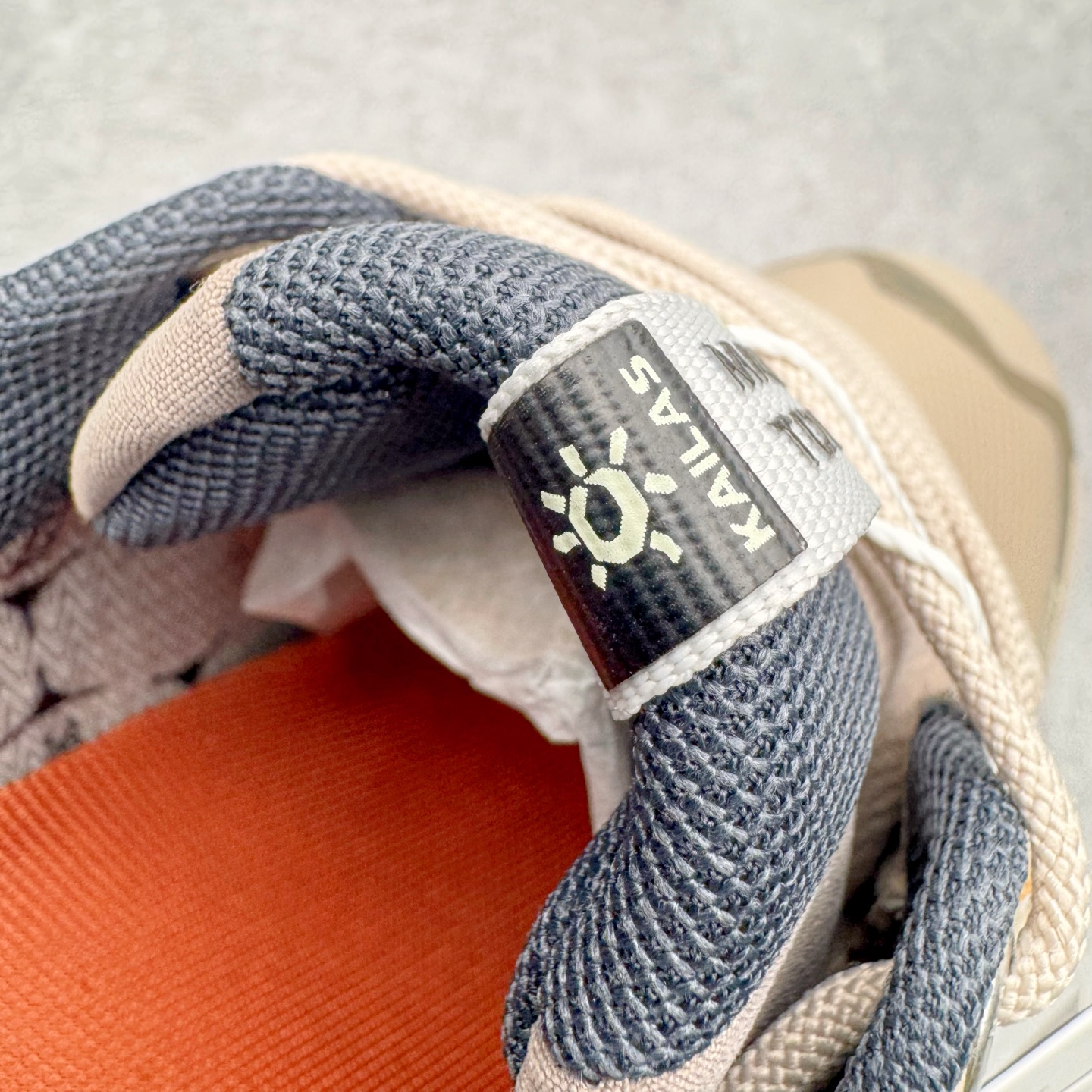 图片[12]-＃K版 凯乐石KAILAS 远征 MAX FLT 运动户外 防滑防水透气 低帮 登山徒步鞋 KAILAS凯乐石品牌是全球三大全系攀登品牌之一，于2003年创立于中国广州，致力于为有攀登梦想的户外运动员及爱好者，研发制造功能性专业装备，满足他们在极限环境下安全舒适的需求，凯乐石专注于科技面料的开发及专业功能设计，产品线覆盖登山、攀岩、徒步、越野跑山、露营、旅行等多项户外运动，通过运动员的测试反馈，不断进化迭代，产品荣获国内外大奖71座，发明专利21个，更突破性的自主研发攀登器械，打造出中国的攀登硬实力。实拍调校N版已经零色差零失真 百分百还原实物色彩所见即所得 不存在货不对板色差等低级问题 选购参考实物拍摄 不混卖不参货 只用心做好货严格选品 承诺混一赔十 尺码：36 36.5 37.5 38 38.5 39 39.5 40 40.5 41 41.5 42 42.5 43 44 44.5 45-选品中心