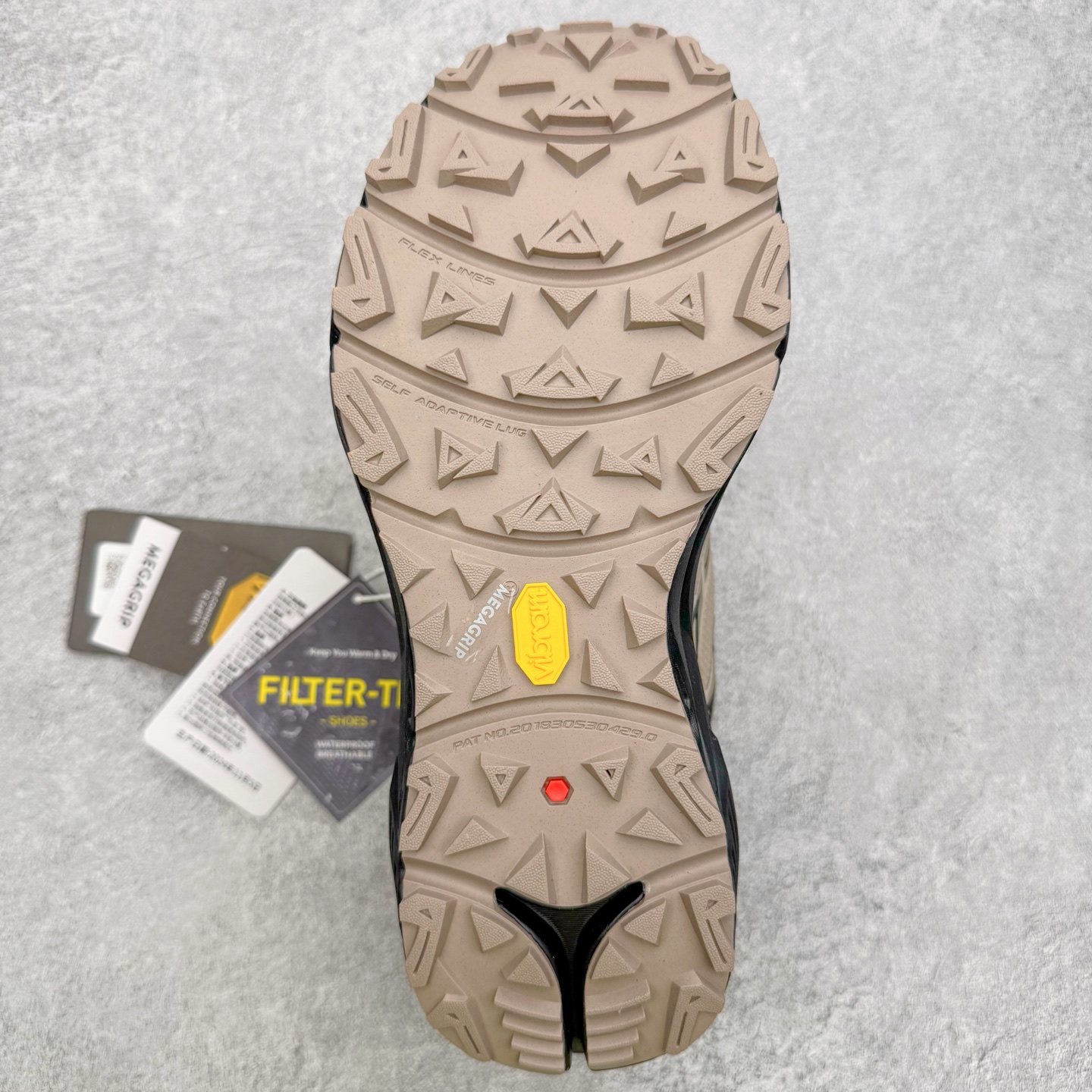 图片[9]-＃K版 凯乐石KAILAS 远征 MAX FLT 运动户外 防滑防水透气 低帮 登山徒步鞋 KAILAS凯乐石品牌是全球三大全系攀登品牌之一，于2003年创立于中国广州，致力于为有攀登梦想的户外运动员及爱好者，研发制造功能性专业装备，满足他们在极限环境下安全舒适的需求，凯乐石专注于科技面料的开发及专业功能设计，产品线覆盖登山、攀岩、徒步、越野跑山、露营、旅行等多项户外运动，通过运动员的测试反馈，不断进化迭代，产品荣获国内外大奖71座，发明专利21个，更突破性的自主研发攀登器械，打造出中国的攀登硬实力。实拍调校N版已经零色差零失真 百分百还原实物色彩所见即所得 不存在货不对板色差等低级问题 选购参考实物拍摄 不混卖不参货 只用心做好货严格选品 承诺混一赔十 尺码：36 36.5 37.5 38 38.5 39 39.5 40 40.5 41 41.5 42 42.5 43 44 44.5 45-选品中心