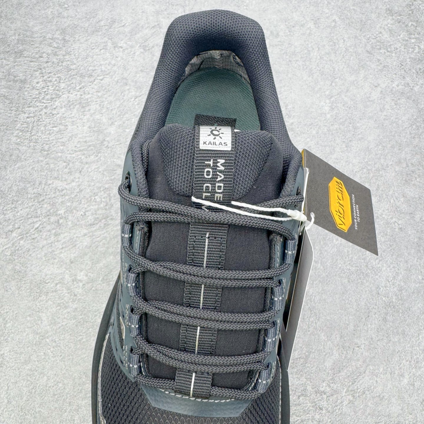 图片[5]-＃K版 凯乐石KAILAS 远征 MAX FLT 运动户外 防滑防水透气 低帮 登山徒步鞋 KAILAS凯乐石品牌是全球三大全系攀登品牌之一，于2003年创立于中国广州，致力于为有攀登梦想的户外运动员及爱好者，研发制造功能性专业装备，满足他们在极限环境下安全舒适的需求，凯乐石专注于科技面料的开发及专业功能设计，产品线覆盖登山、攀岩、徒步、越野跑山、露营、旅行等多项户外运动，通过运动员的测试反馈，不断进化迭代，产品荣获国内外大奖71座，发明专利21个，更突破性的自主研发攀登器械，打造出中国的攀登硬实力。实拍调校N版已经零色差零失真 百分百还原实物色彩所见即所得 不存在货不对板色差等低级问题 选购参考实物拍摄 不混卖不参货 只用心做好货严格选品 承诺混一赔十 尺码：36 36.5 37.5 38 38.5 39 39.5 40 40.5 41 41.5 42 42.5 43 44 44.5 45-选品中心