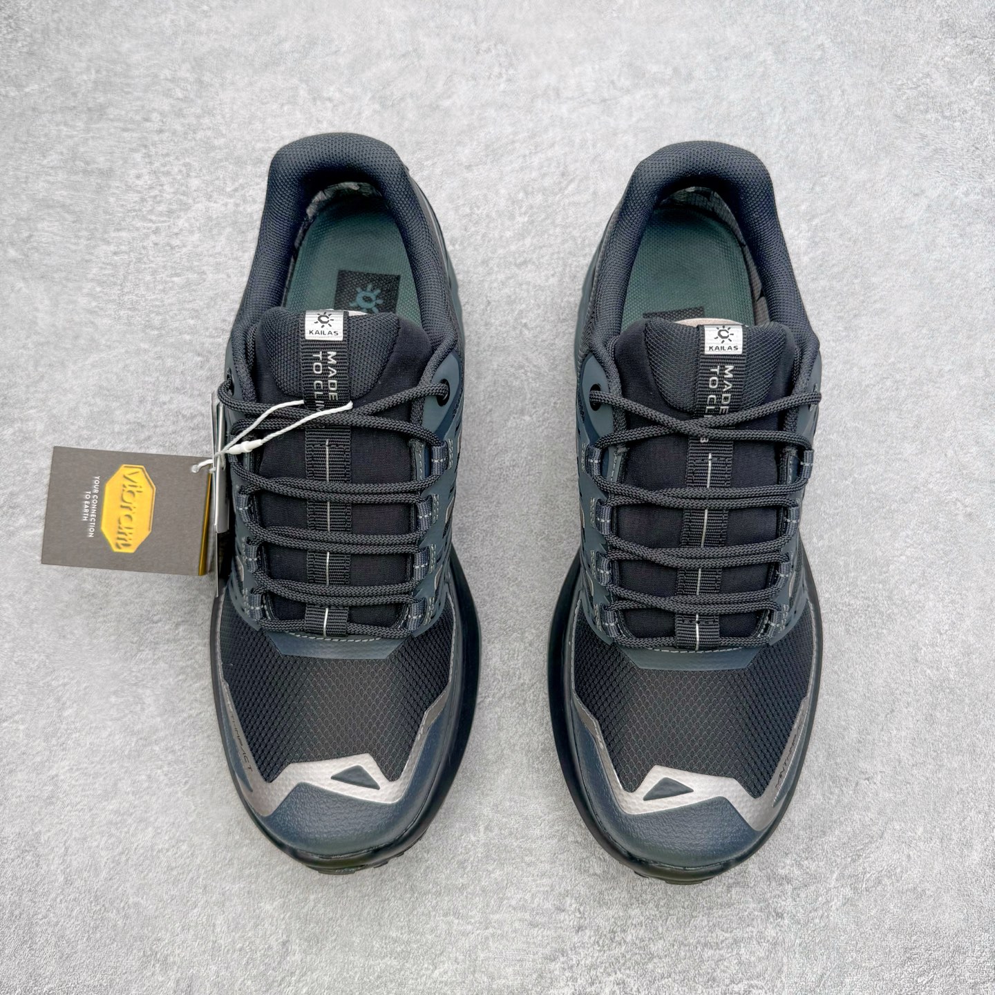 图片[2]-＃K版 凯乐石KAILAS 远征 MAX FLT 运动户外 防滑防水透气 低帮 登山徒步鞋 KAILAS凯乐石品牌是全球三大全系攀登品牌之一，于2003年创立于中国广州，致力于为有攀登梦想的户外运动员及爱好者，研发制造功能性专业装备，满足他们在极限环境下安全舒适的需求，凯乐石专注于科技面料的开发及专业功能设计，产品线覆盖登山、攀岩、徒步、越野跑山、露营、旅行等多项户外运动，通过运动员的测试反馈，不断进化迭代，产品荣获国内外大奖71座，发明专利21个，更突破性的自主研发攀登器械，打造出中国的攀登硬实力。实拍调校N版已经零色差零失真 百分百还原实物色彩所见即所得 不存在货不对板色差等低级问题 选购参考实物拍摄 不混卖不参货 只用心做好货严格选品 承诺混一赔十 尺码：36 36.5 37.5 38 38.5 39 39.5 40 40.5 41 41.5 42 42.5 43 44 44.5 45-选品中心