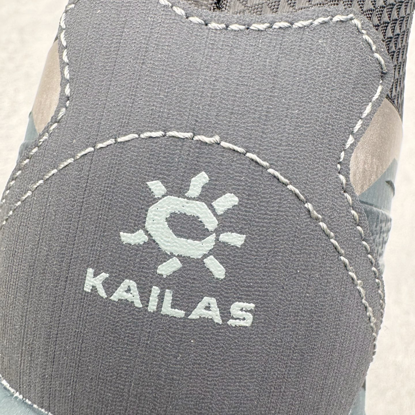 图片[13]-＃K版 凯乐石KAILAS 远征 MAX FLT 运动户外 防滑防水透气 低帮 登山徒步鞋 KAILAS凯乐石品牌是全球三大全系攀登品牌之一，于2003年创立于中国广州，致力于为有攀登梦想的户外运动员及爱好者，研发制造功能性专业装备，满足他们在极限环境下安全舒适的需求，凯乐石专注于科技面料的开发及专业功能设计，产品线覆盖登山、攀岩、徒步、越野跑山、露营、旅行等多项户外运动，通过运动员的测试反馈，不断进化迭代，产品荣获国内外大奖71座，发明专利21个，更突破性的自主研发攀登器械，打造出中国的攀登硬实力。实拍调校N版已经零色差零失真 百分百还原实物色彩所见即所得 不存在货不对板色差等低级问题 选购参考实物拍摄 不混卖不参货 只用心做好货严格选品 承诺混一赔十 尺码：36 36.5 37.5 38 38.5 39 39.5 40 40.5 41 41.5 42 42.5 43 44 44.5 45-选品中心