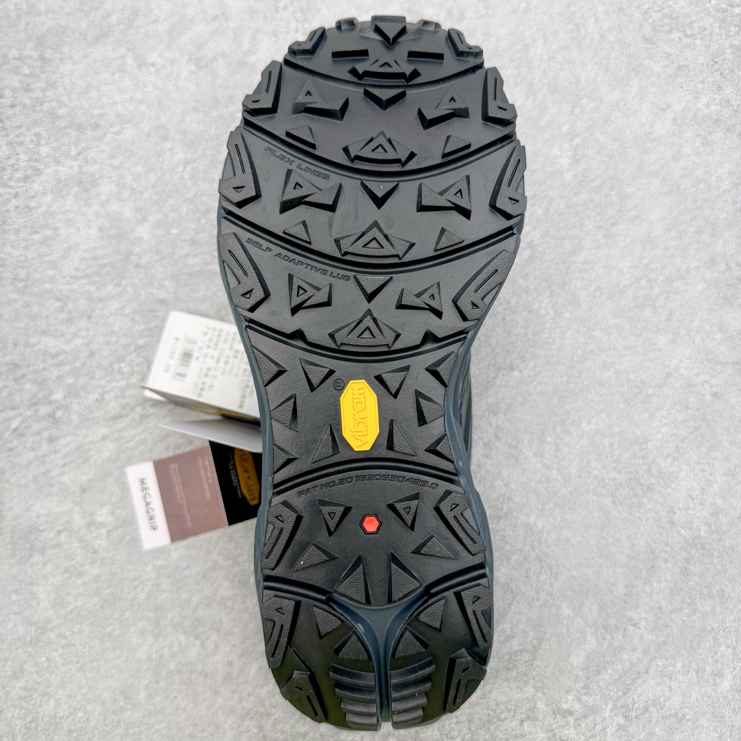 图片[9]-＃K版 凯乐石KAILAS 远征 MAX FLT 运动户外 防滑防水透气 低帮 登山徒步鞋 KAILAS凯乐石品牌是全球三大全系攀登品牌之一，于2003年创立于中国广州，致力于为有攀登梦想的户外运动员及爱好者，研发制造功能性专业装备，满足他们在极限环境下安全舒适的需求，凯乐石专注于科技面料的开发及专业功能设计，产品线覆盖登山、攀岩、徒步、越野跑山、露营、旅行等多项户外运动，通过运动员的测试反馈，不断进化迭代，产品荣获国内外大奖71座，发明专利21个，更突破性的自主研发攀登器械，打造出中国的攀登硬实力。实拍调校N版已经零色差零失真 百分百还原实物色彩所见即所得 不存在货不对板色差等低级问题 选购参考实物拍摄 不混卖不参货 只用心做好货严格选品 承诺混一赔十 尺码：36 36.5 37.5 38 38.5 39 39.5 40 40.5 41 41.5 42 42.5 43 44 44.5 45-选品中心