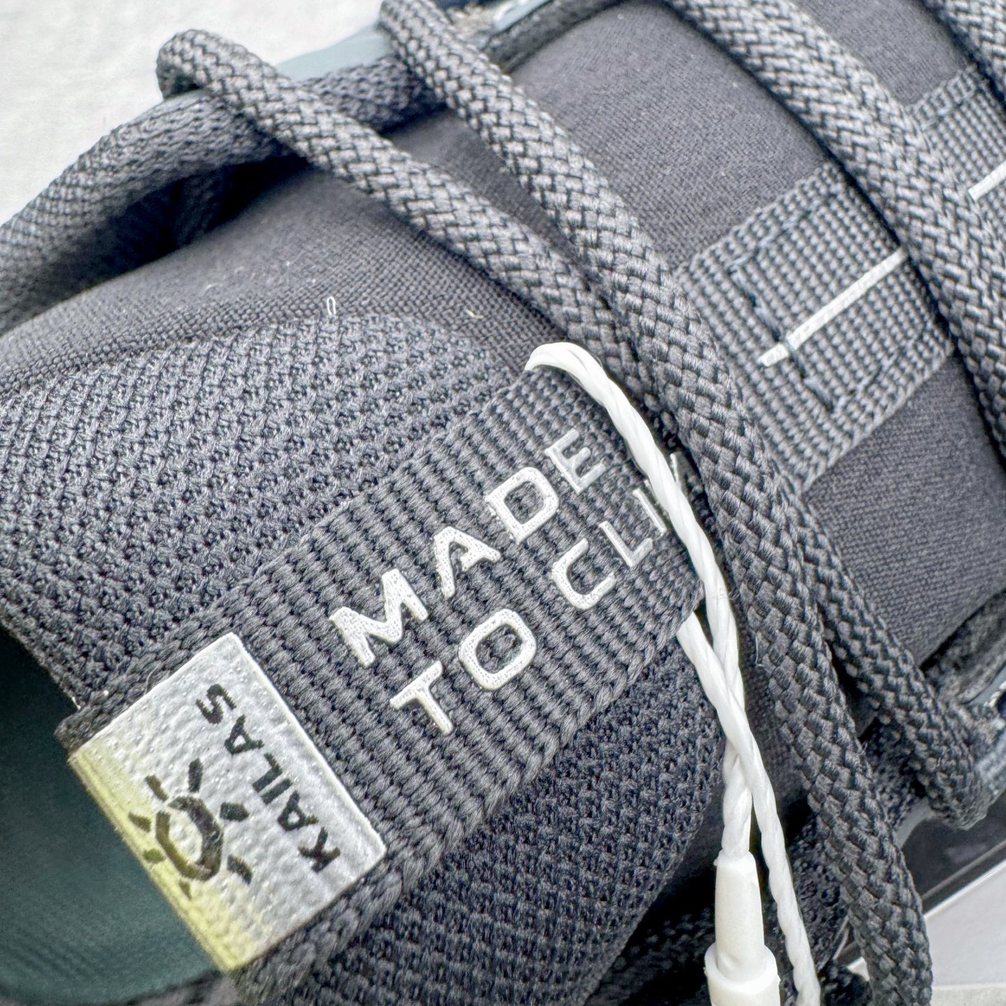 图片[11]-＃K版 凯乐石KAILAS 远征 MAX FLT 运动户外 防滑防水透气 低帮 登山徒步鞋 KAILAS凯乐石品牌是全球三大全系攀登品牌之一，于2003年创立于中国广州，致力于为有攀登梦想的户外运动员及爱好者，研发制造功能性专业装备，满足他们在极限环境下安全舒适的需求，凯乐石专注于科技面料的开发及专业功能设计，产品线覆盖登山、攀岩、徒步、越野跑山、露营、旅行等多项户外运动，通过运动员的测试反馈，不断进化迭代，产品荣获国内外大奖71座，发明专利21个，更突破性的自主研发攀登器械，打造出中国的攀登硬实力。实拍调校N版已经零色差零失真 百分百还原实物色彩所见即所得 不存在货不对板色差等低级问题 选购参考实物拍摄 不混卖不参货 只用心做好货严格选品 承诺混一赔十 尺码：36 36.5 37.5 38 38.5 39 39.5 40 40.5 41 41.5 42 42.5 43 44 44.5 45-选品中心