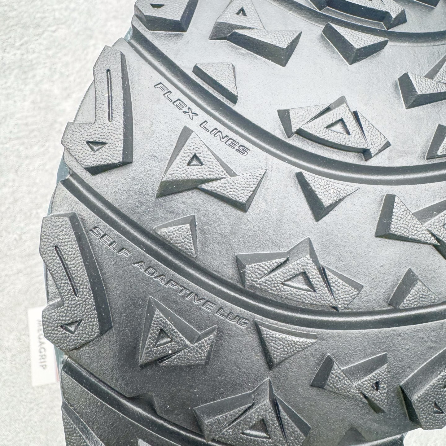 图片[17]-＃K版 凯乐石KAILAS 远征 MAX FLT 运动户外 防滑防水透气 低帮 登山徒步鞋 KAILAS凯乐石品牌是全球三大全系攀登品牌之一，于2003年创立于中国广州，致力于为有攀登梦想的户外运动员及爱好者，研发制造功能性专业装备，满足他们在极限环境下安全舒适的需求，凯乐石专注于科技面料的开发及专业功能设计，产品线覆盖登山、攀岩、徒步、越野跑山、露营、旅行等多项户外运动，通过运动员的测试反馈，不断进化迭代，产品荣获国内外大奖71座，发明专利21个，更突破性的自主研发攀登器械，打造出中国的攀登硬实力。实拍调校N版已经零色差零失真 百分百还原实物色彩所见即所得 不存在货不对板色差等低级问题 选购参考实物拍摄 不混卖不参货 只用心做好货严格选品 承诺混一赔十 尺码：36 36.5 37.5 38 38.5 39 39.5 40 40.5 41 41.5 42 42.5 43 44 44.5 45-选品中心